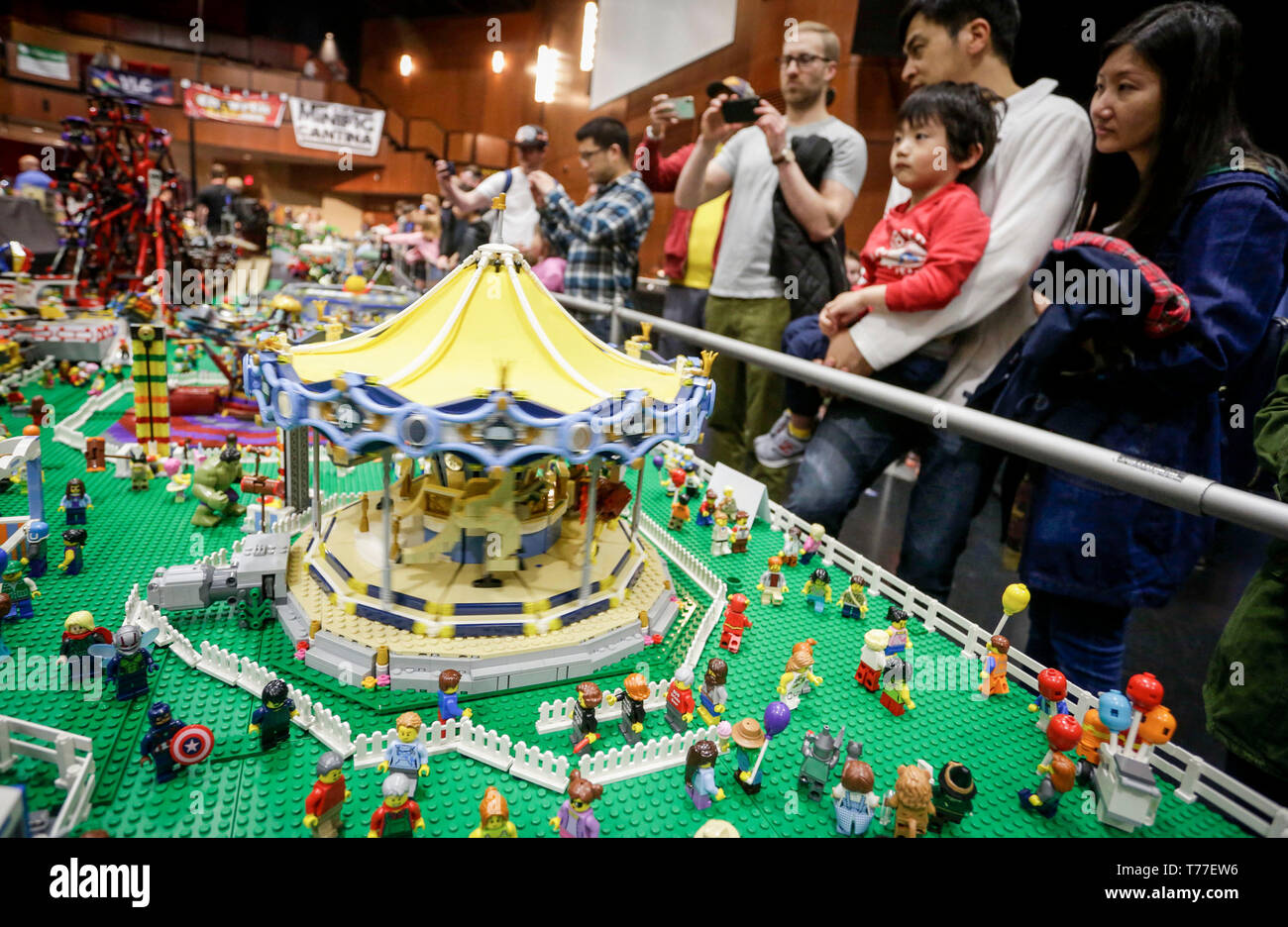 Richmond, Canada. 04 Maggio, 2019. La gente guarda i modelli di Lego durante l annuale Convegno BrickCan presso il River Rock Theatre in Richmond, Canada, 4 maggio 2019. Come uno dei più grandi del Canada LEGO convenzioni, il BrickCan annuale è qui tenuto dal 4 maggio al 5, presentazione di centinaia di modelli costruiti dalla LEGO fan provenienti da tutto il mondo. (Xinhua Liang/Sen) Credito: Xinhua/Alamy Live News Foto Stock