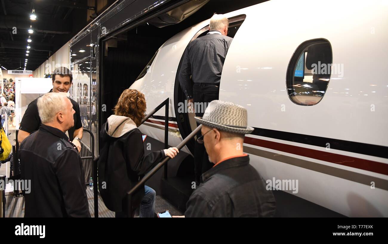 Omaha, Stati Uniti d'America. Il 4 maggio, 2019. Gli azionisti di Berkshire Hathaway, un Warren Buffett company, visitare una fiera durante l annuale della società assemblea degli azionisti in Omaha, Stati Uniti il 4 maggio 2019. U.S. leggendario investitore Warren Buffett detto il sabato non è 'inconcepibile' per la sua Berkshire Hathaway Inc. Per ulteriori partner con 3G capitale, che gestisce l'alimento confezionato gigante Heinz Kraft che ha affrontato l'indagine federale in presunta mishandlings sugli appalti. Credito: Yang Chenglin/Xinhua/Alamy Live News Foto Stock