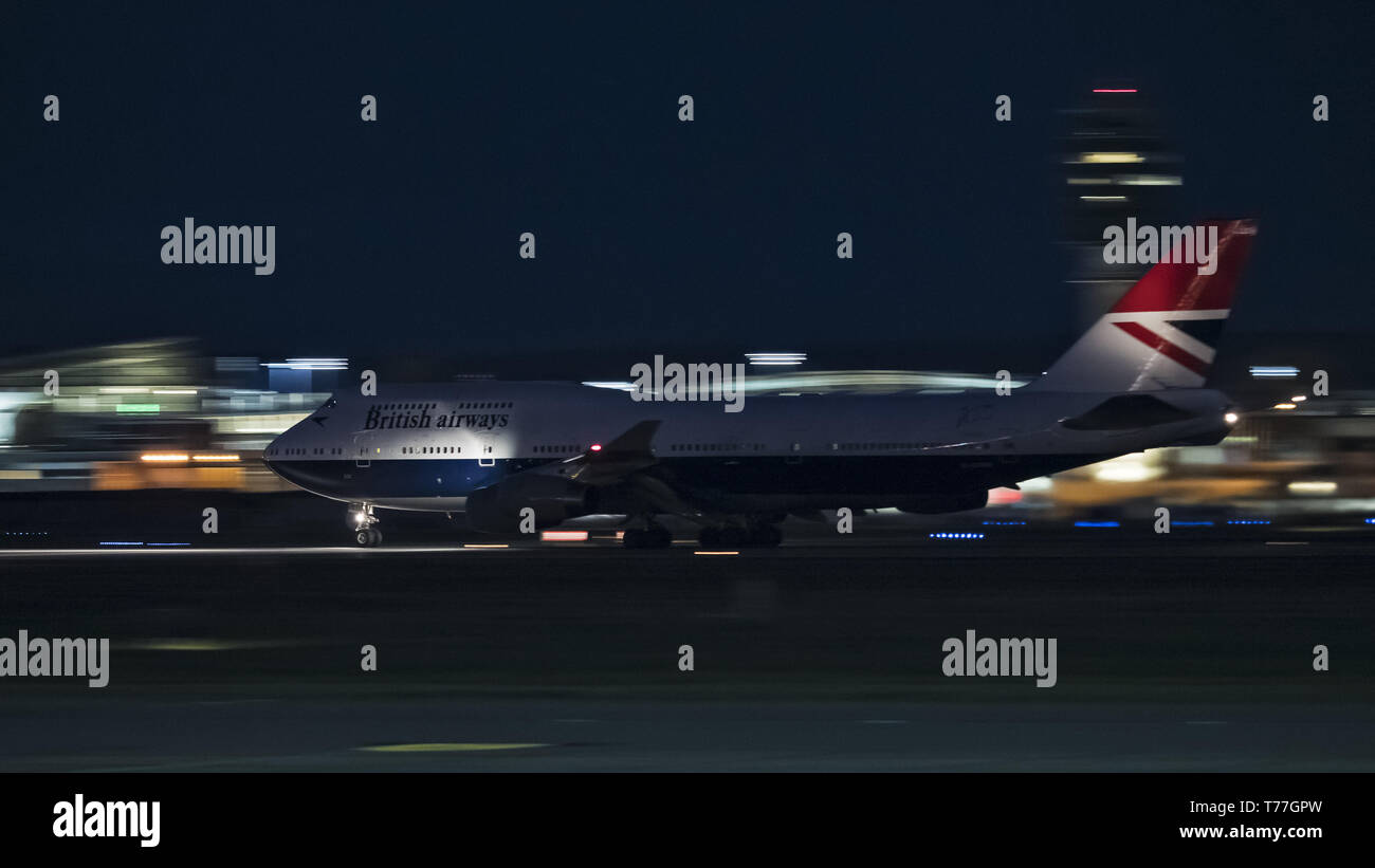 Richmond, British Columbia, Canada. 26 apr, 2019. Un British Airways Boeing 747-400 (G-il CIVB) wide-body jetliner, dipinta in ''Negus'' livrea rétro, decolla dall'Aeroporto Internazionale di Vancouver con un volo notturno per l'aeroporto di Heathrow. Credito: Bayne Stanley/ZUMA filo/Alamy Live News Foto Stock