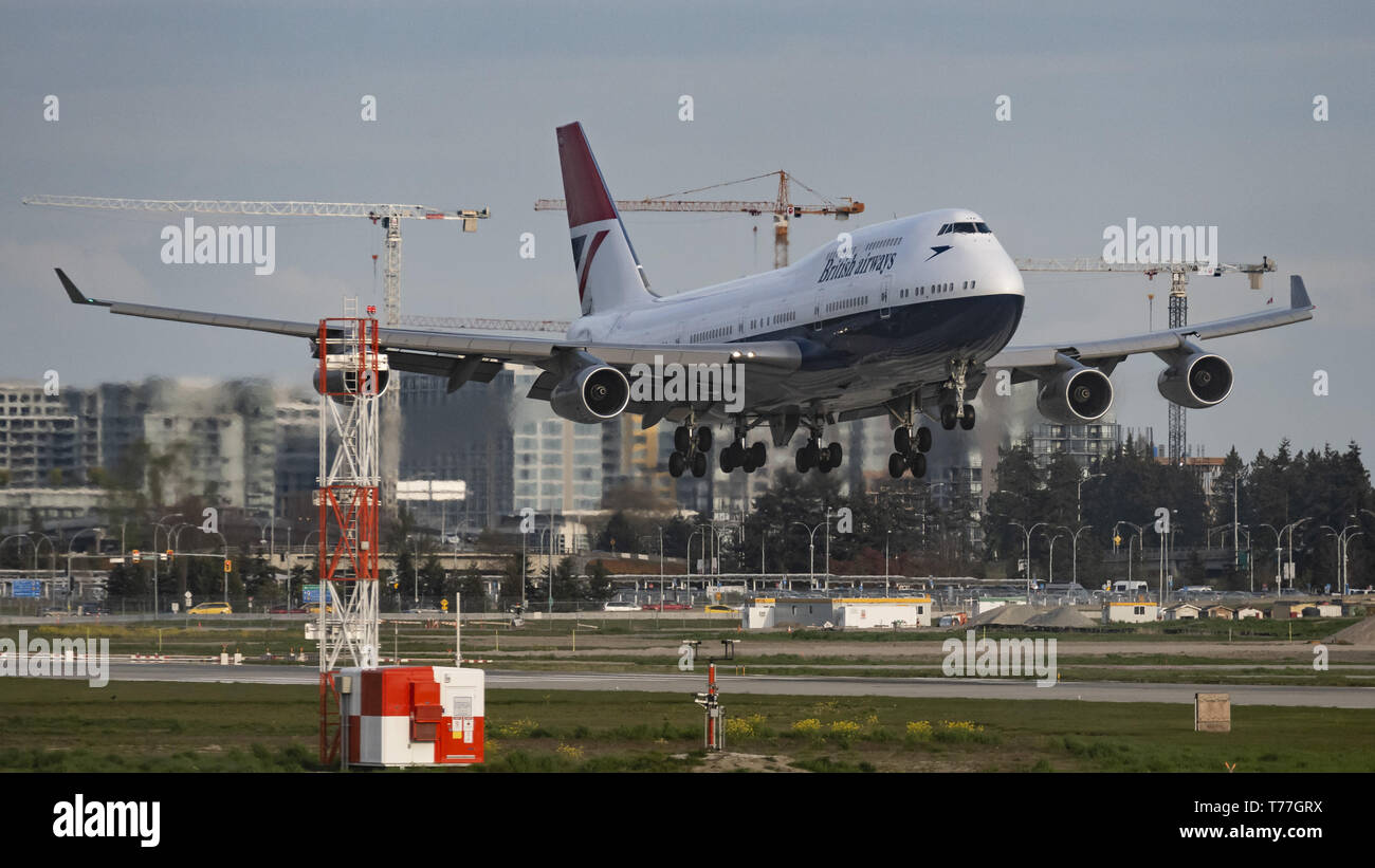 Richmond, British Columbia, Canada. 26 apr, 2019. Un British Airways Boeing 747-400 (G-il CIVB) wide-body jetliner, dipinta in ''Negus'' livrea rétro, atterra all'Aeroporto Internazionale di Vancouver. Credito: Bayne Stanley/ZUMA filo/Alamy Live News Foto Stock