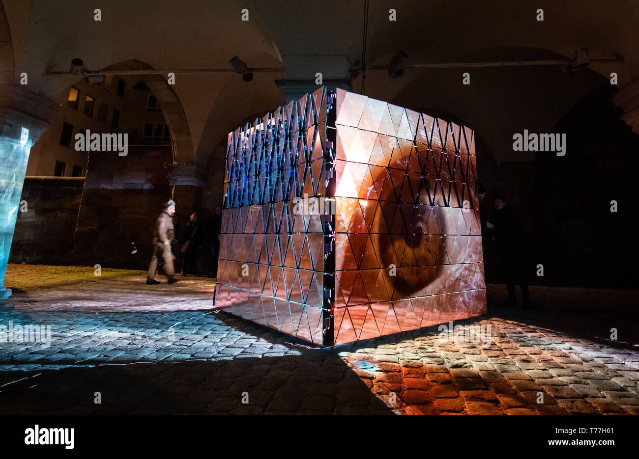 Norimberga, Germania. 04 Maggio, 2019. Il multimedia cubo a specchio l'installazione 'Il chiaro di luna è bellissima stasera" dell'artista cinese Cao Yanran stand durante il "blu notte' in uomini del poligono di tiro. Sotto questo motto dell'anno 'Cielo e l'Inferno" il ventesimo Notte di cultura e di arte che ha avuto luogo a Norimberga Centro Storico. Credito: Daniel Karmann/dpa/Alamy Live News Foto Stock