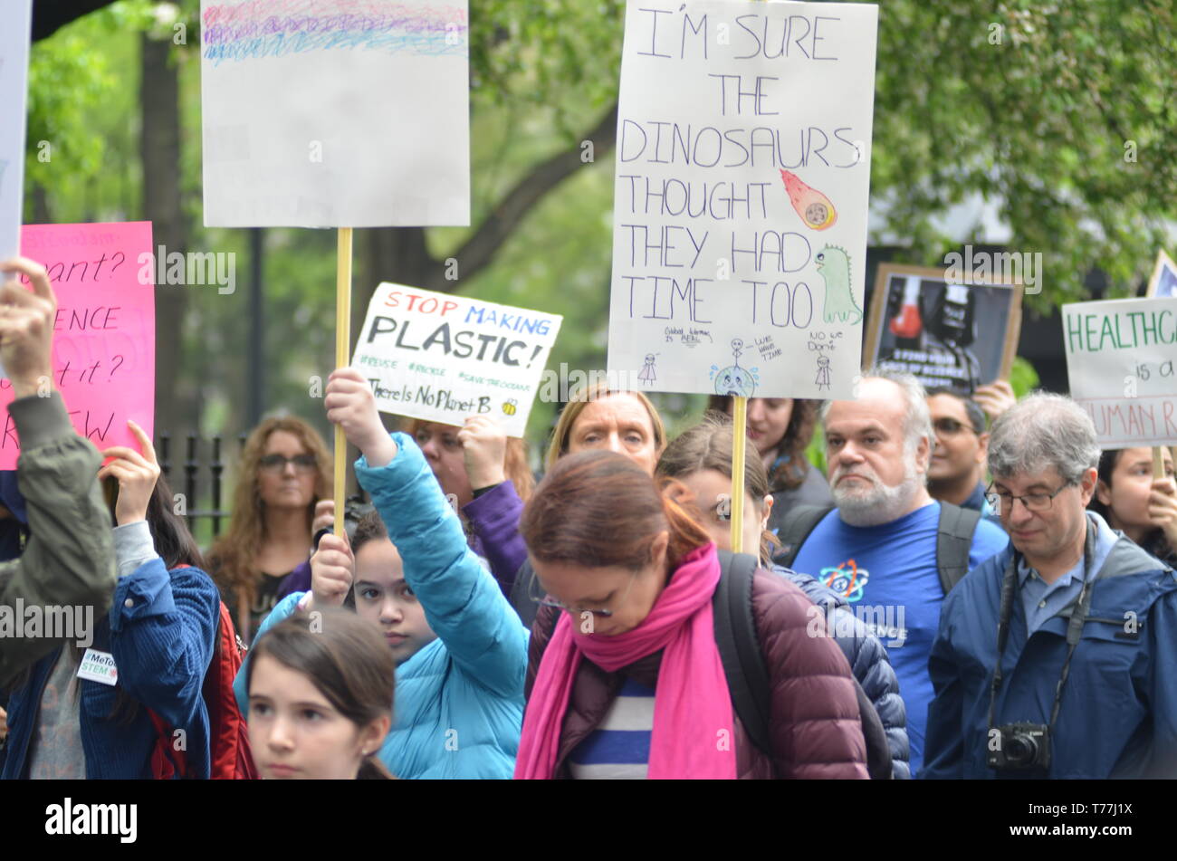 New York, NY, STATI UNITI D'AMERICA. Il 4 maggio, 2019. I manifestanti visto holding cartelloni durante il mese di marzo.centinaia di persone hanno visto marciare davanti al Municipio durante l annuale scienza marzo per incoraggiare il governo americano a intervenire per salvare il mondo. Credito: Ryan Rahman SOPA/images/ZUMA filo/Alamy Live News Foto Stock