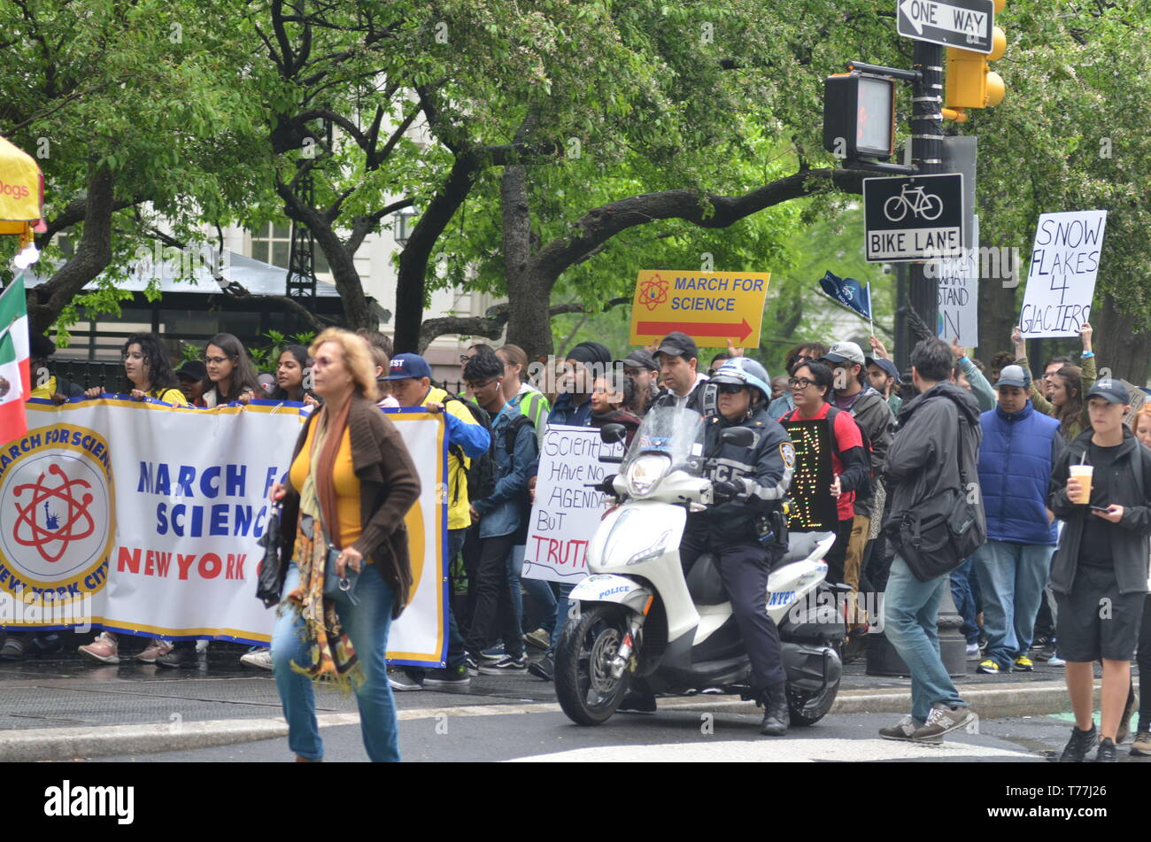 New York, NY, STATI UNITI D'AMERICA. Il 4 maggio, 2019. I manifestanti visto tenendo un banner e cartelloni durante il mese di marzo.centinaia di persone hanno visto marciare davanti al Municipio durante l annuale scienza marzo per incoraggiare il governo americano a intervenire per salvare il mondo. Credito: Ryan Rahman SOPA/images/ZUMA filo/Alamy Live News Foto Stock