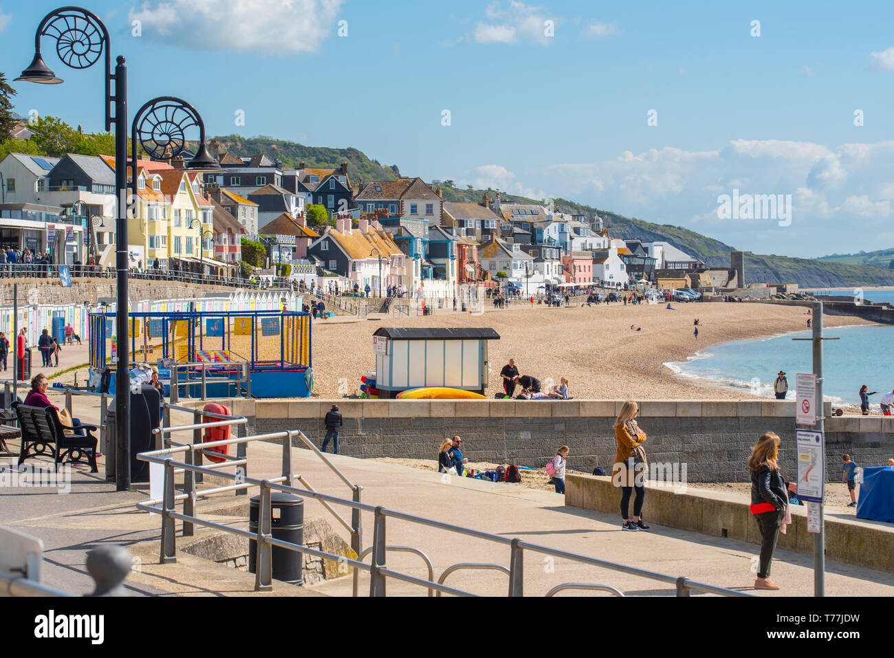 Lyme Regis, Dorset, Regno Unito. Il 5 maggio 2019. Regno Unito: Meteo visitatori godere di caldo e soleggiato incantesimi con una leggera brezza sulla spiaggia a Lyme Regis. Le condizioni dello scambiatore di calore sono previsti per il week-end festivo di maggio. Credito: Celia McMahon/Alamy Live News. Foto Stock
