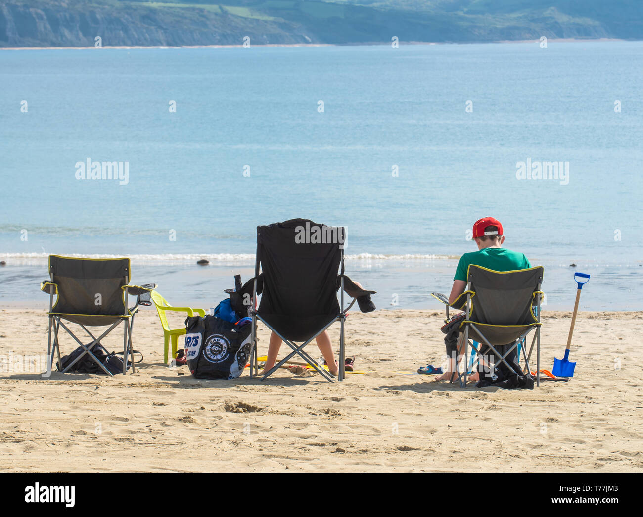 Lyme Regis, Dorset, Regno Unito. Il 5 maggio 2019. Regno Unito: Meteo visitatori godere di caldo e soleggiato incantesimi con una leggera brezza sulla spiaggia a Lyme Regis. Le condizioni dello scambiatore di calore sono previsti per il week-end festivo di maggio. Credito: Celia McMahon/Alamy Live News. Foto Stock