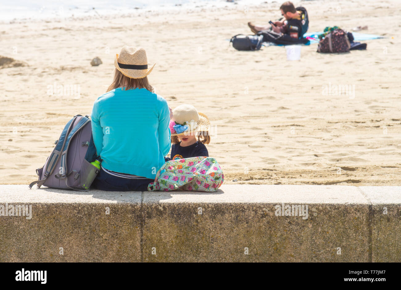 Lyme Regis, Dorset, Regno Unito. Il 5 maggio 2019. Regno Unito: Meteo visitatori godere di caldo e soleggiato incantesimi con una leggera brezza sulla spiaggia a Lyme Regis. Le condizioni dello scambiatore di calore sono previsti per il week-end festivo di maggio. Credito: Celia McMahon/Alamy Live News. Foto Stock