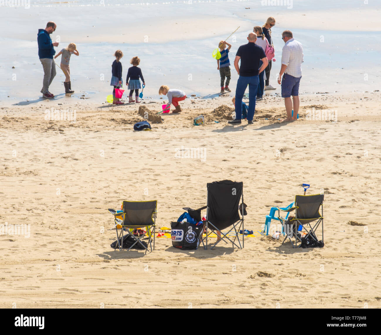 Lyme Regis, Dorset, Regno Unito. Il 5 maggio 2019. Regno Unito: Meteo visitatori godere di caldo e soleggiato incantesimi con una leggera brezza sulla spiaggia a Lyme Regis. Le condizioni dello scambiatore di calore sono previsti per il week-end festivo di maggio. Credito: Celia McMahon/Alamy Live News. Foto Stock