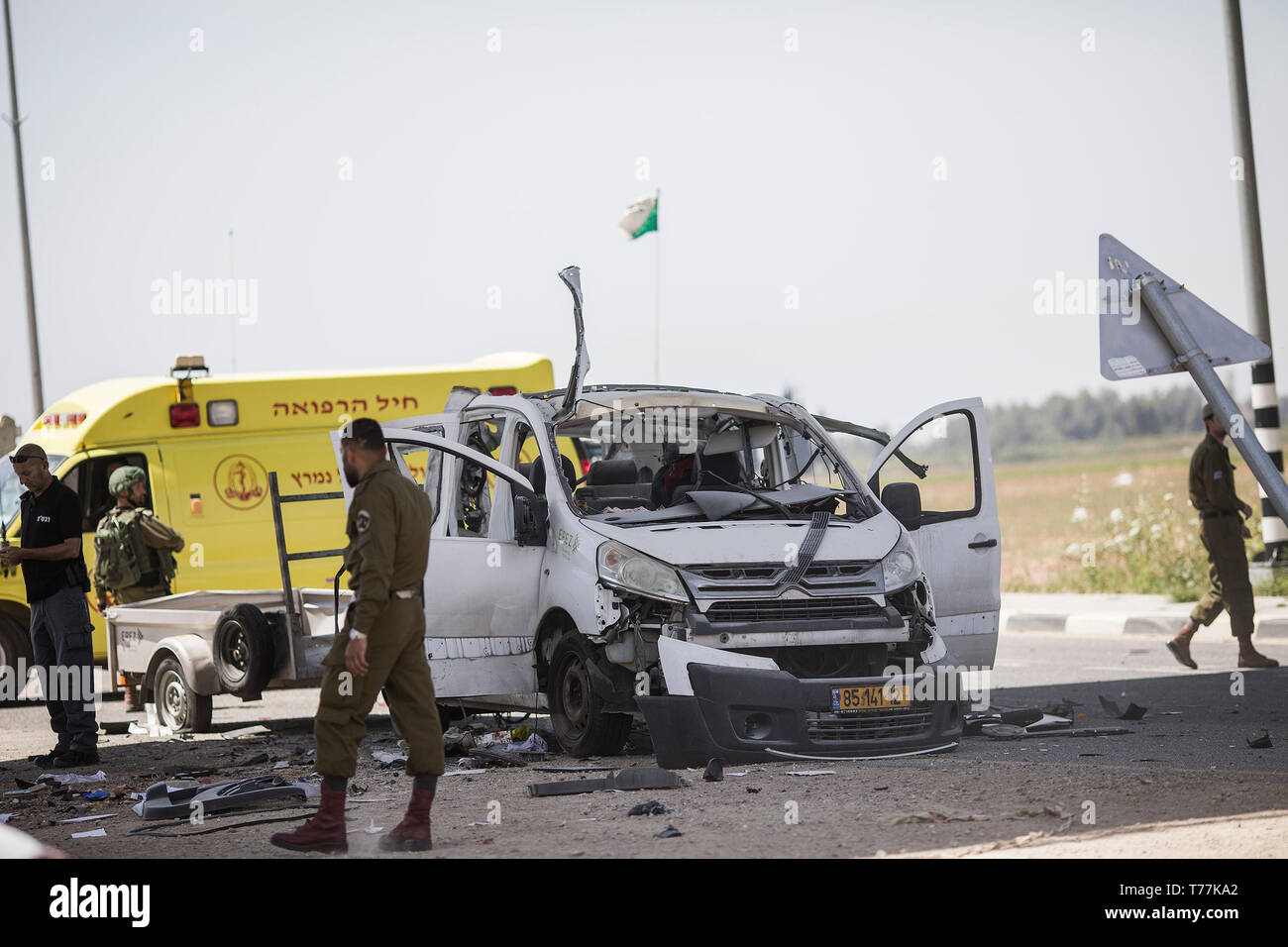 Erez, Israele. 05 Maggio, 2019. Soldati israeliani ispezionare una vettura che è stata direttamente colpita da un razzo sparato dalla striscia di Gaza sul Kibbutz Erez. Il Primo Ministro israeliano Benjamin Netanyahu domenica ha incaricato l'esercito per aumentare forze attorno alla striscia di Gaza come svasata la violenza nella regione. Credito: Ilia Yefimovich/dpa/Alamy Live News Foto Stock