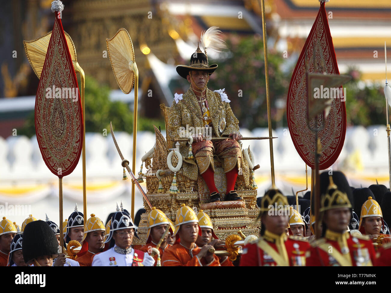 Bangkok, Tailandia. Il 5 maggio, 2019. Thailandia del re Maha Vajiralongkorn Bodindradebayavarangkun (Rama X) è effettuata in un golden palanquin durante l incoronazione processione su terreni che circondano la città di dare alle persone la possibilità di partecipare e di rendere omaggio al loro nuovo re. Credito: Chaiwat Subprasom SOPA/images/ZUMA filo/Alamy Live News Foto Stock