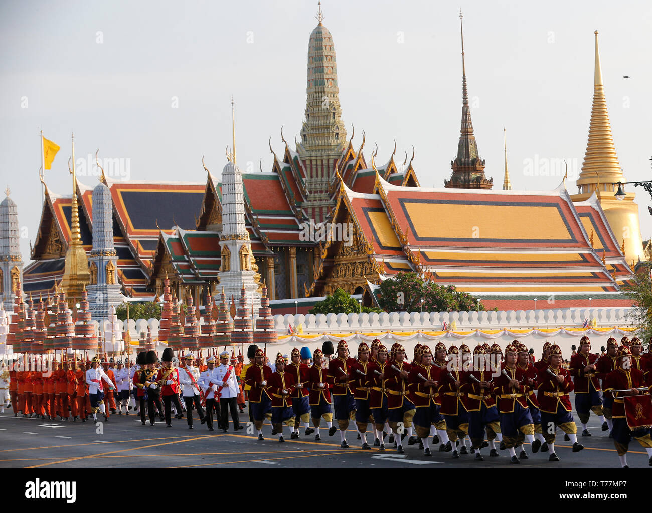 Bangkok, Tailandia. 05 Maggio, 2019. Guardia Reale visto marching durante la Thailandia del re Maha Vajiralongkorn Bodindradebayavarangkun (Rama X) incoronazione processione su terreni che circondano la città di dare alle persone la possibilità di partecipare e di rendere omaggio al loro nuovo re. Credito: SOPA Immagini limitata/Alamy Live News Foto Stock