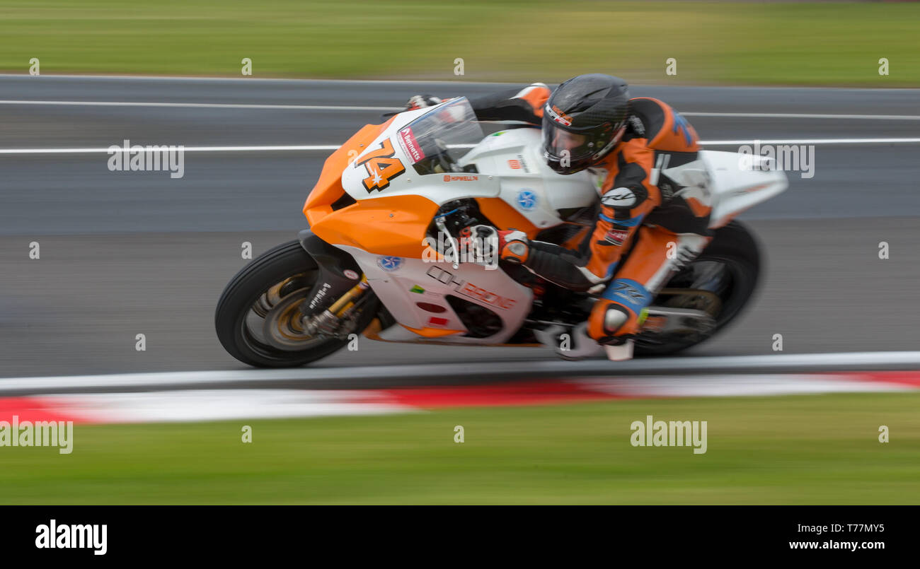 Oulton Park, Little Budworth, UK. Il 5 maggio, 2019. Bennetts British Superbike, round 2, giorno 2; il Pan colpo di Dean Hipwell (GBR) CDH Racing Kawasaki nelle libere 3 Credito: Azione Sport Plus/Alamy Live News Foto Stock