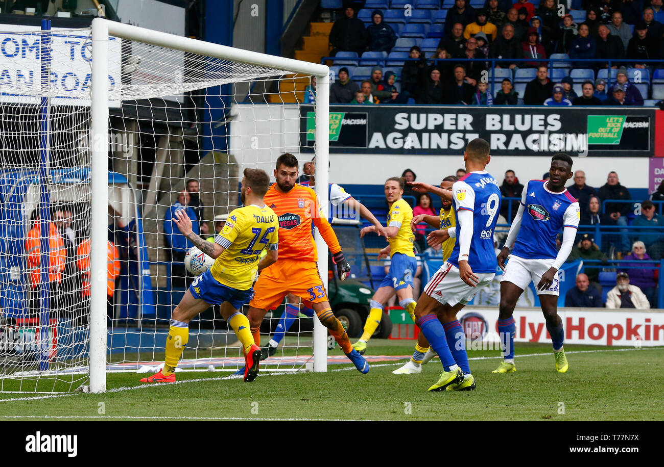 Ipswich, Regno Unito. 05 Maggio, 2019. IPSWICH, Regno UINTED. 05 Maggio, 2019 Stuart Dallas di Leeds United punteggi durante Sky scommessa match del campionato tra Ipswich Town e Leeds United a Portman Road, Ipswich su 05 maggio 2019 Credit: Azione Foto Sport/Alamy Live News Foto Stock