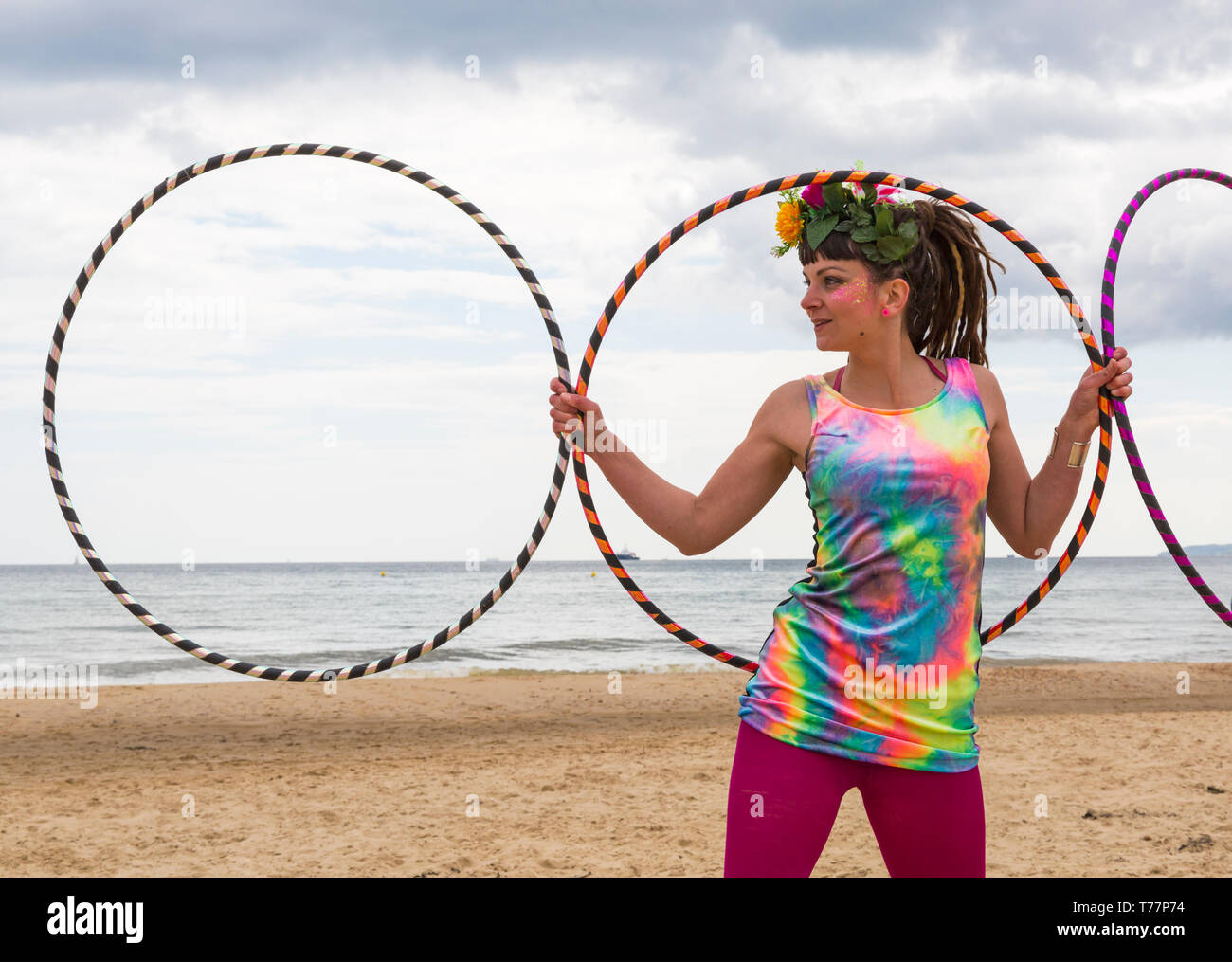Boscombe, Bournemouth Dorset, Regno Unito. Il 5 maggio 2019. Bournemouth arti emergenti frangia (BEAF) Festival attira i visitatori a Boscombe. Reefiesta Urban reef tropicali opa tiki - Lottie lucido con lei cerchi di hula. Credito: Carolyn Jenkins/Alamy Live News Foto Stock