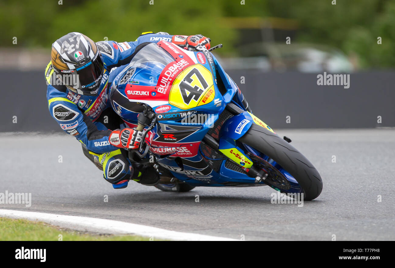 Oulton Park, Little Budworth, UK. Il 5 maggio, 2019. Bennetts British Superbike, round 2, giorno 2; Richard Cooper Hicknall Buildbase Suzuki in Superstock 1000 qualifica Credit: Azione Plus sport/Alamy Live News Foto Stock