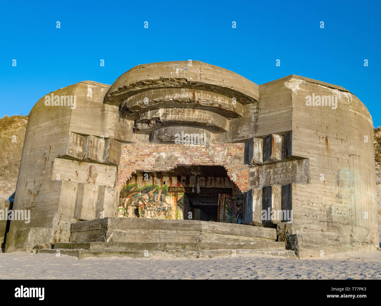 22 aprile 2019, la Danimarca, Lökken: un bunker tedesco dalla Seconda Guerra Mondiale sulla spiaggia presso la costa occidentale nei pressi della località di villeggiatura. Il bunker è parte di un complesso di 50 bunker e 50 altre concrete e costruzioni di legno che facevano parte del 'Atlantic Wall' costruito nel 1943 e 1944. Foto: Patrick Pleul/dpa-Zentralbild/ZB Foto Stock