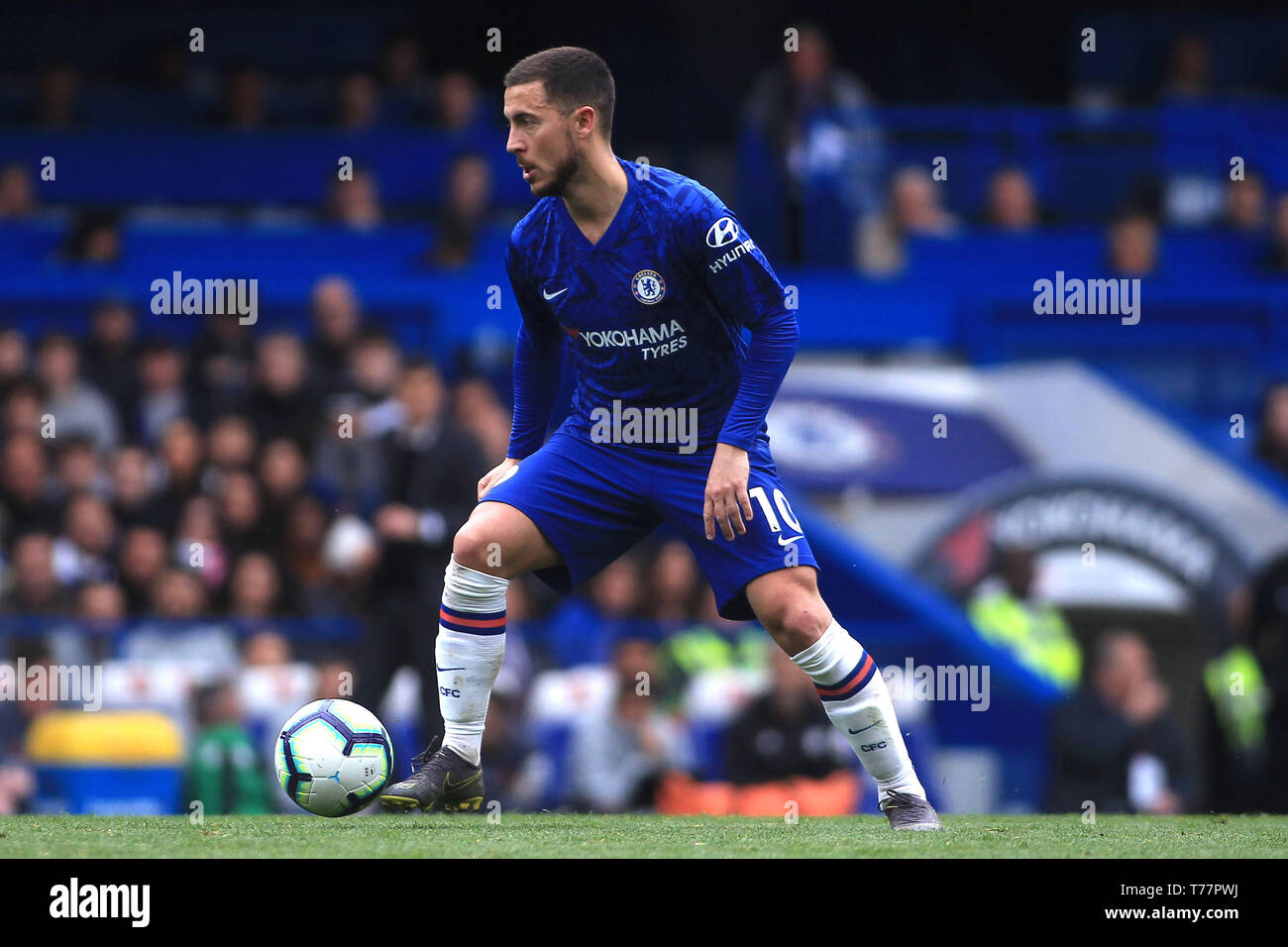 Londra, Regno Unito. 05 Maggio, 2019. Pericolo di Eden di Chelsea in azione. Premier League, Chelsea v Watford a Stamford Bridge di Londra domenica 5 maggio 2019. Questa immagine può essere utilizzata solo per scopi editoriali. Solo uso editoriale, è richiesta una licenza per uso commerciale. Nessun uso in scommesse, giochi o un singolo giocatore/club/league pubblicazioni. pic da Steffan Bowen/ Credito: Andrew Orchard fotografia sportiva/Alamy Live News Foto Stock