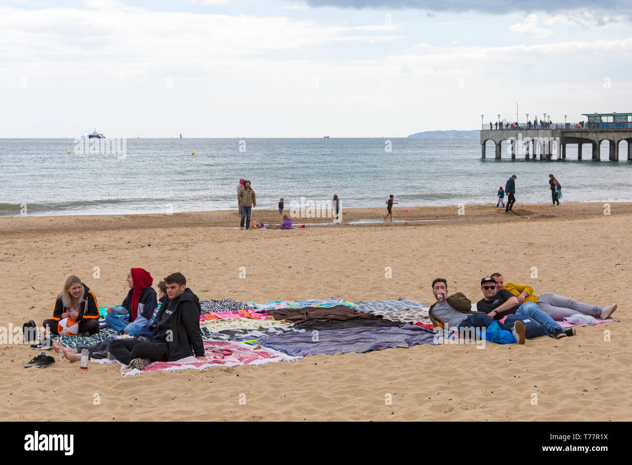 Boscombe, Bournemouth Dorset, Regno Unito. Il 5 maggio 2019. Bournemouth arti emergenti frangia (BEAF) Festival attira i visitatori a Boscombe con arti, mostre, eventi musicali, teatrali, spettacoli, film, danza, workshop. Reefiesta Urban reef tropicali opa tiki compresi Boscombe più grande spiaggia coperta. Credito: Carolyn Jenkins/Alamy Live News Foto Stock