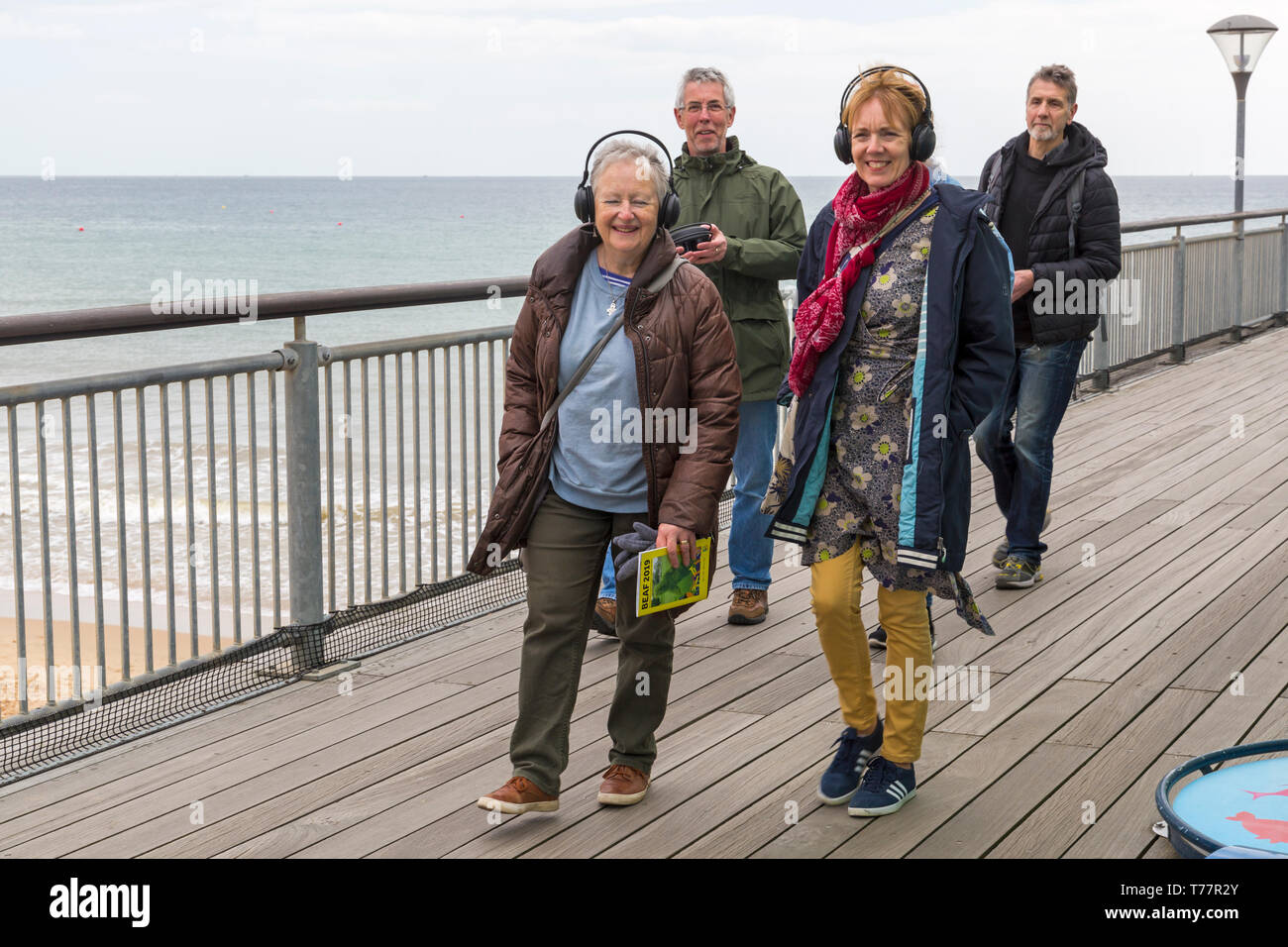 Boscombe, Bournemouth Dorset, Regno Unito. Il 5 maggio 2019. Bournemouth arti emergenti frangia (BEAF) Festival attira i visitatori a Boscombe con arti mostre, eventi musicali, teatrali, spettacoli, film, danza, workshop. Evoluzione Soundscape da Simon Kilmister a Boscombe Pier - ascoltare i suoni, vibrazioni e risonanze di Boscombe Pier che ha attratto visitatori per quasi 130 anni sin dalla sua apertura nel luglio 1889. Credito: Carolyn Jenkins/Alamy Live News Foto Stock