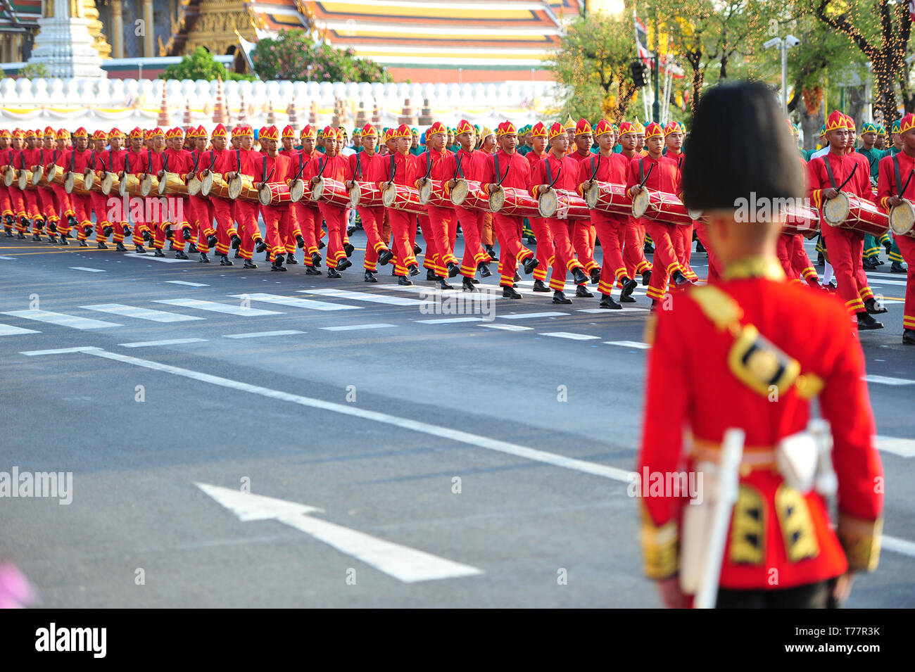 Bangkok, Tailandia. Il 5 maggio, 2019. Membri della Guardia Reale prendere parte al Royal incoronazione a Bangkok, Thailandia, 5 maggio 2019. Thailandia di Sua Maestà il Re Maha Vajiralongkorn domenica ha preso un grandioso, sontuosa processione per rendere omaggio a ex re su un percorso foderato con migliaia di giallo-shirted persone in Bangkok quarti anticato come parte dei tre giorni di cerimonie di incoronazione. Credito: Rachen Sageamsak/Xinhua/Alamy Live News Foto Stock