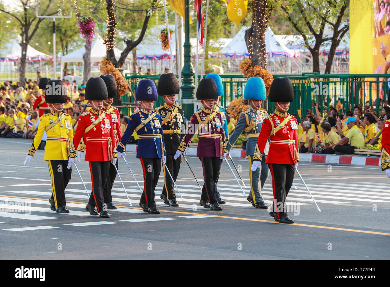 Bangkok, Tailandia. Il 5 maggio, 2019. Membri della Guardia Reale prendere parte al Royal incoronazione a Bangkok, Thailandia, 5 maggio 2019. Thailandia di Sua Maestà il Re Maha Vajiralongkorn domenica ha preso un grandioso, sontuosa processione per rendere omaggio a ex re su un percorso foderato con migliaia di giallo-shirted persone in Bangkok quarti anticato come parte dei tre giorni di cerimonie di incoronazione. Credito: Zhang Keren/Xinhua/Alamy Live News Foto Stock