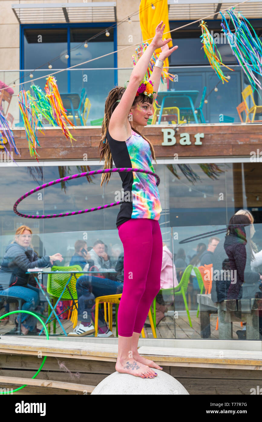 Boscombe, Bournemouth Dorset, Regno Unito. Il 5 maggio 2019. Bournemouth arti emergenti frangia (BEAF) Festival attira i visitatori a Boscombe. Reefiesta Urban reef tropicali opa tiki - Lottie lucido con lei cerchi di hula. Credito: Carolyn Jenkins/Alamy Live News Foto Stock