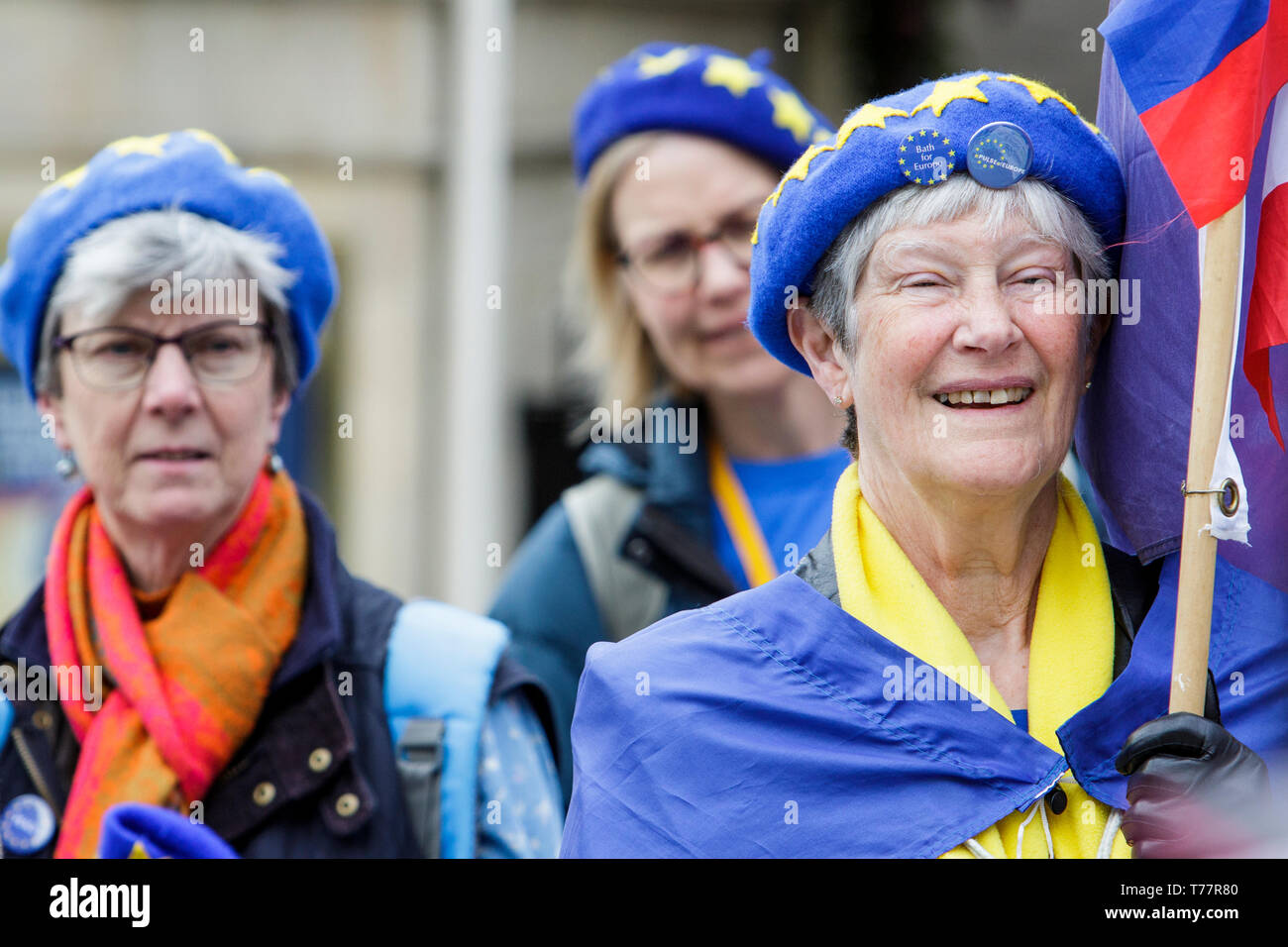 Bagno, Somerset, Regno Unito, 5 maggio, 2019. I membri dal bagno per Europe group sono illustrati portando bandiere e pro UE cartelloni che prendono parte ad una passeggiata attraverso le strade di Bath. Vasca da bagno per l'Europa non sono un partito politico-gruppo di volontari che si batte per il Regno Unito per rimanere al centro dell'Unione europea, essi sono anche campagne di sensibilizzazione per un voto popolare sul finale Brexit trattativa. Credito: Lynchpics/Alamy Live News Foto Stock