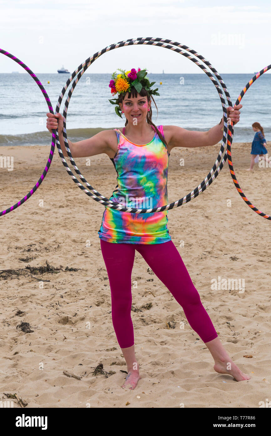 Boscombe, Bournemouth Dorset, Regno Unito. Il 5 maggio 2019. Bournemouth arti emergenti frangia (BEAF) Festival attira i visitatori a Boscombe. Reefiesta Urban reef tropicali opa tiki - Lottie lucido con lei cerchi di hula. Credito: Carolyn Jenkins/Alamy Live News Foto Stock