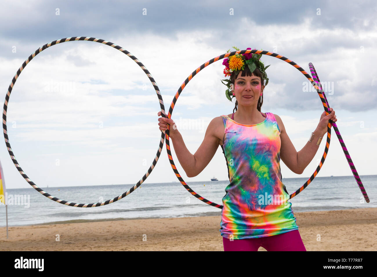 Boscombe, Bournemouth Dorset, Regno Unito. Il 5 maggio 2019. Bournemouth arti emergenti frangia (BEAF) Festival attira i visitatori a Boscombe. Reefiesta Urban reef tropicali opa tiki - Lottie lucido con lei cerchi di hula. Credito: Carolyn Jenkins/Alamy Live News Foto Stock