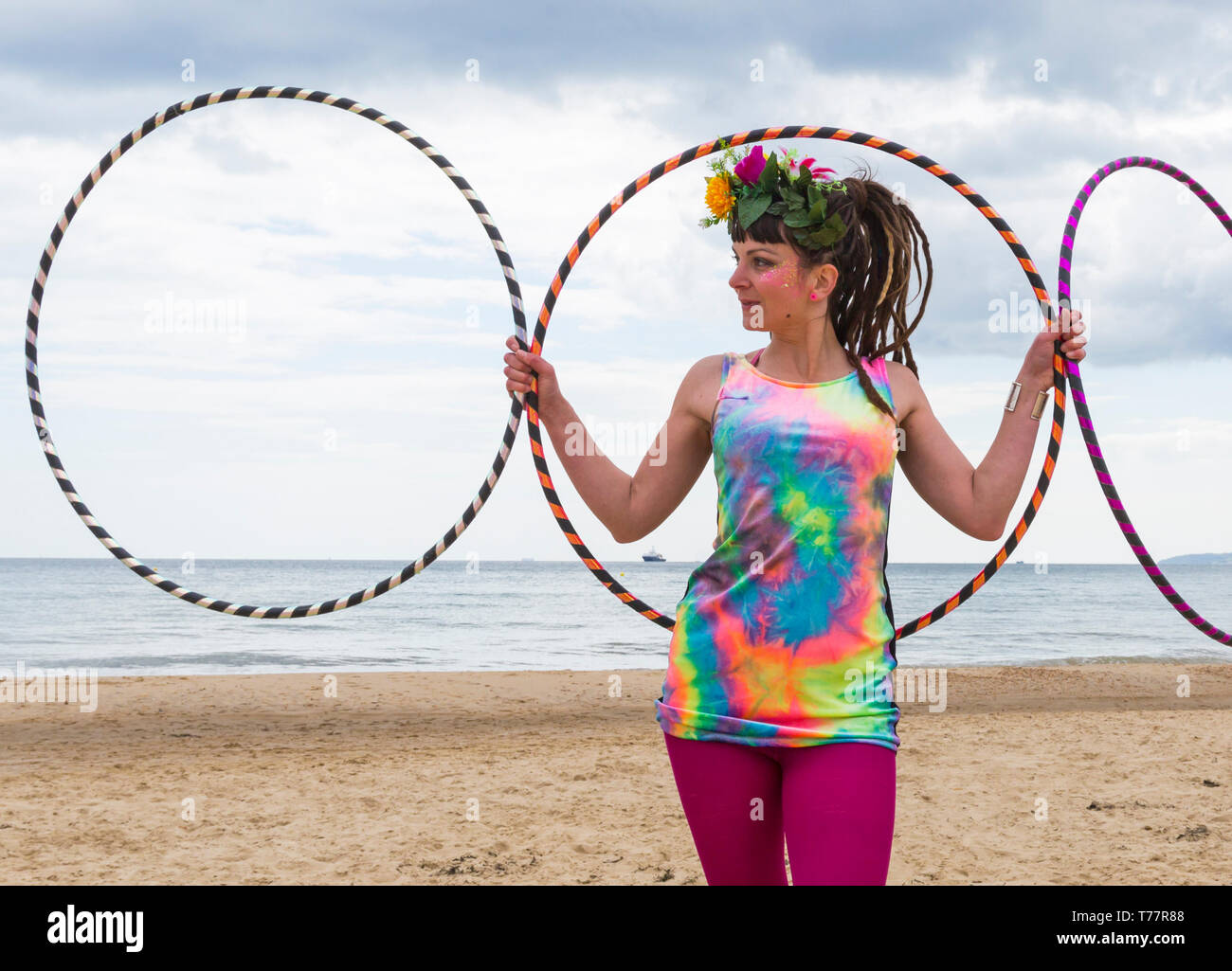 Boscombe, Bournemouth Dorset, Regno Unito. Il 5 maggio 2019. Bournemouth arti emergenti frangia (BEAF) Festival attira i visitatori a Boscombe. Reefiesta Urban reef tropicali opa tiki - Lottie lucido con lei cerchi di hula. Credito: Carolyn Jenkins/Alamy Live News Foto Stock