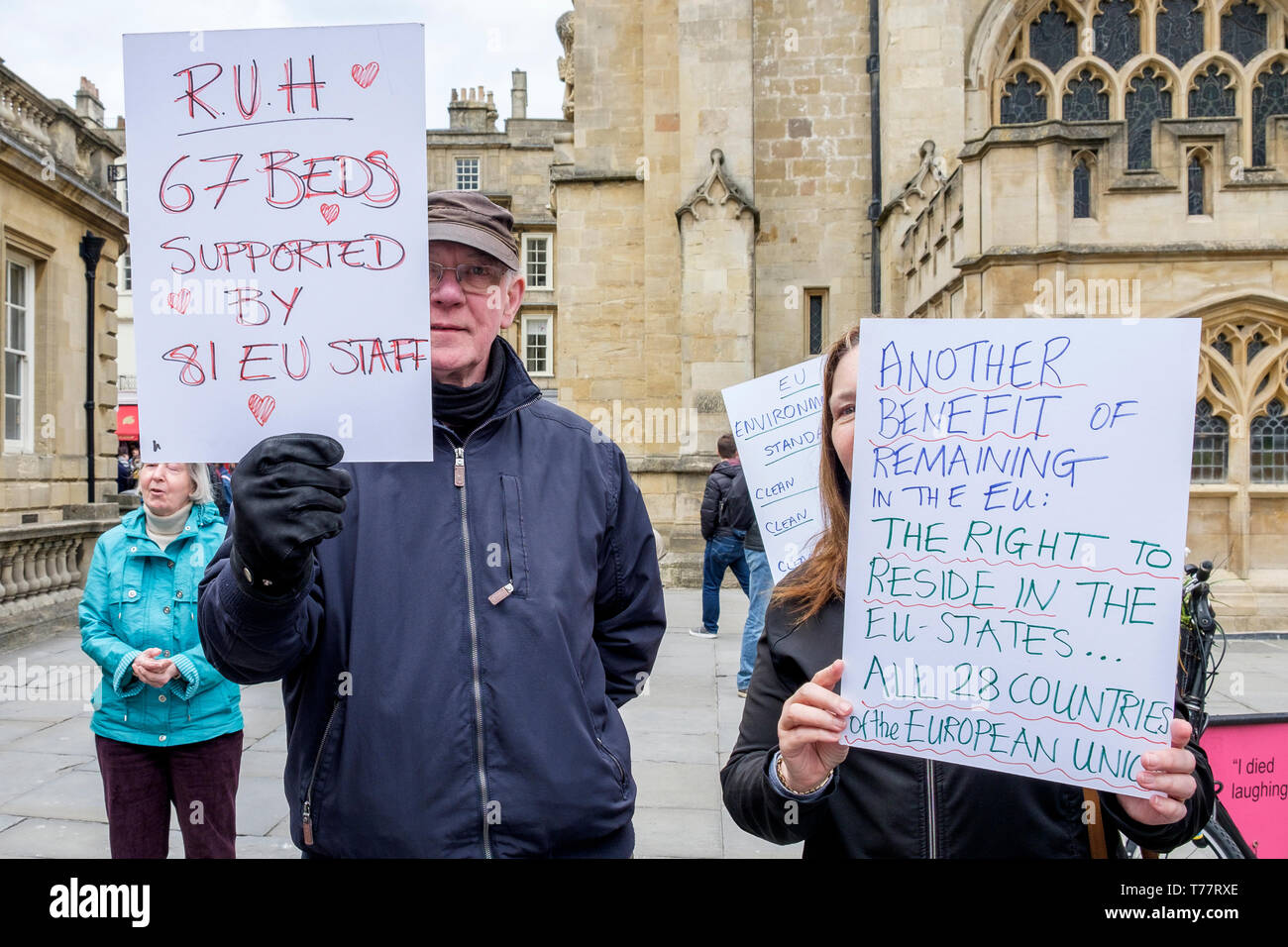 Bagno, Somerset, Regno Unito, 5 maggio, 2019. I membri dal bagno per il gruppo Europa protestare fuori Abbazia di Bath sono ritratte azienda cartelli che elenca alcuni dei vantaggi che l'appartenenza all'UE comporta per il Regno Unito. Vasca da bagno per l'Europa non sono un partito politico-gruppo di volontari che si batte per il Regno Unito per rimanere al centro dell'Unione europea, essi sono anche campagne di sensibilizzazione per un voto popolare sul finale Brexit trattativa. Credito: Lynchpics/Alamy Live News Foto Stock