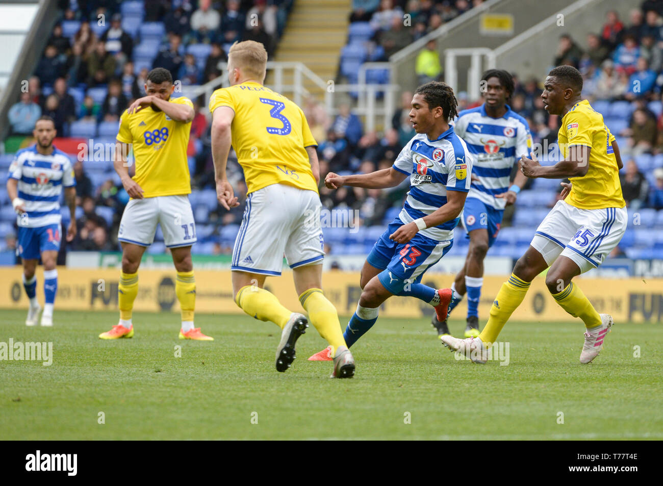 Reading, Regno Unito. Il 5 maggio 2019. Lettura v Birmingham Danny caricatore e Kristian Pedersen che competono per la sfera David Hammant/Alamy Live News Credito: David Hammant/Alamy Live News Foto Stock