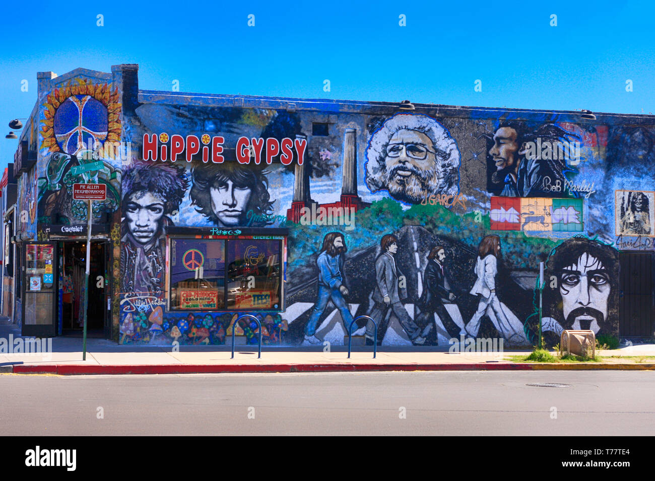 Gigante di arte murale sul lato del Hippie tabacco zingaro negozio vendita vapes, tubi e-jiuce e più su 4th Ave in Tucson AZ Foto Stock