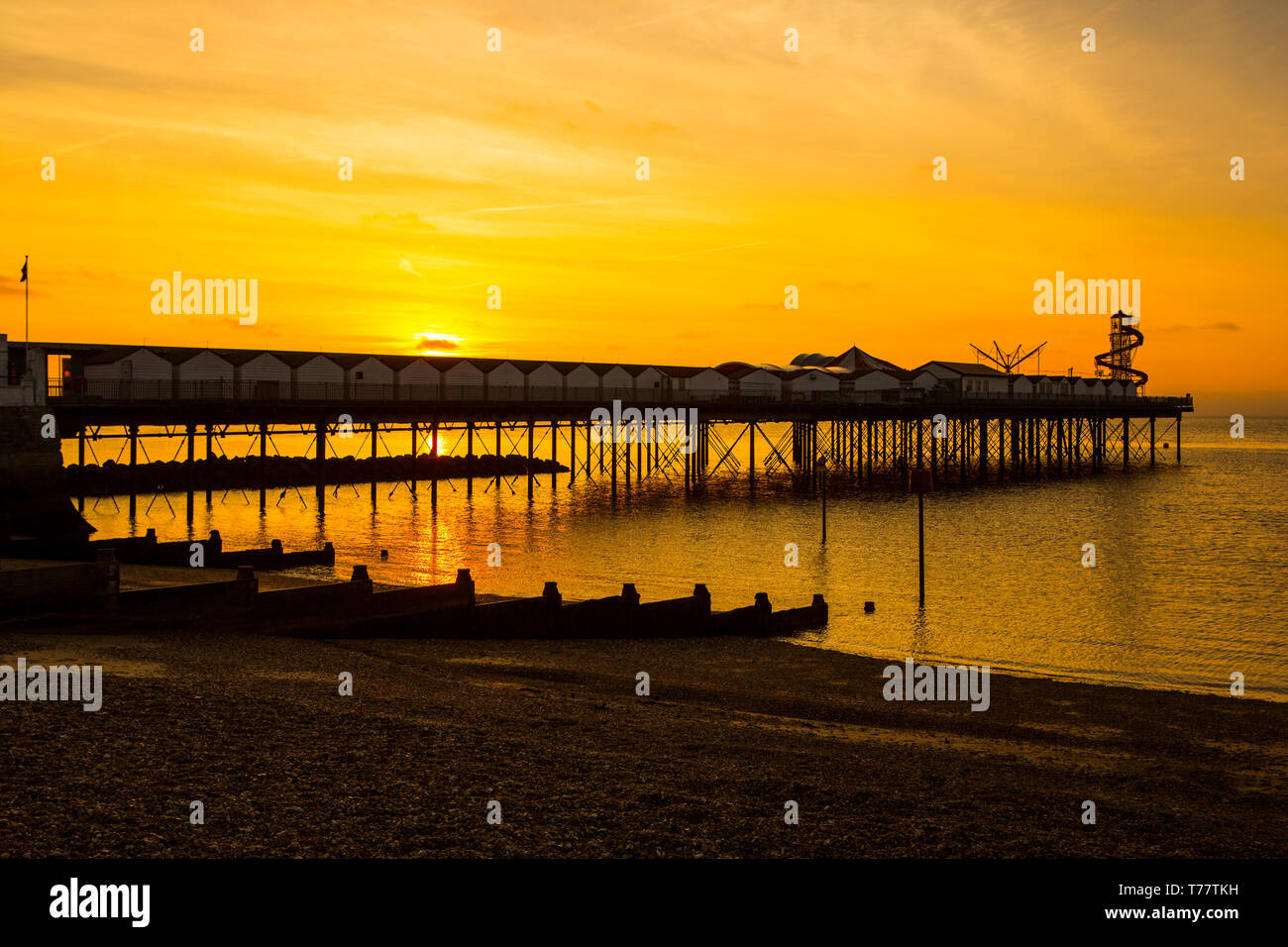 Sunset over Herne Bay Pier, Kent, Regno Unito Foto Stock