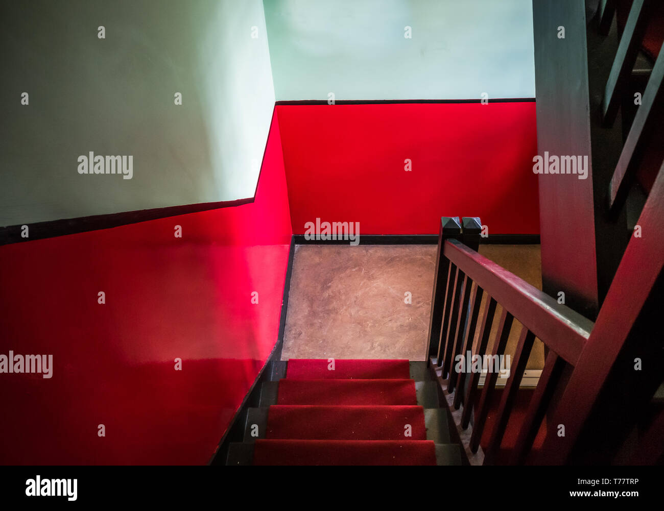Un retrò scala in legno dipinto in 1940s decor di stile. Foto Stock