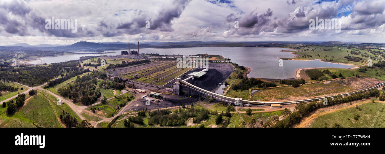 Liddell power station sulle rive del lago Liddell nella Hunter Valley regione del NSW, Australia, bruciando combustibile fossile nero carbone per generare elettricità. Foto Stock