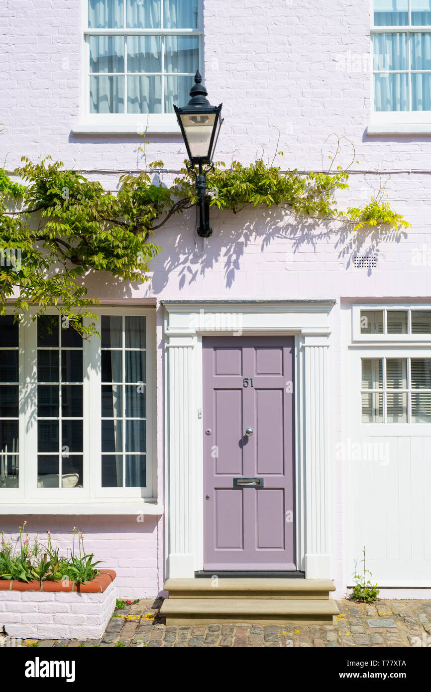 Casa bianca con un grigio porta anteriore in Princes Gate Mews, Kensington, Londra, Inghilterra Foto Stock