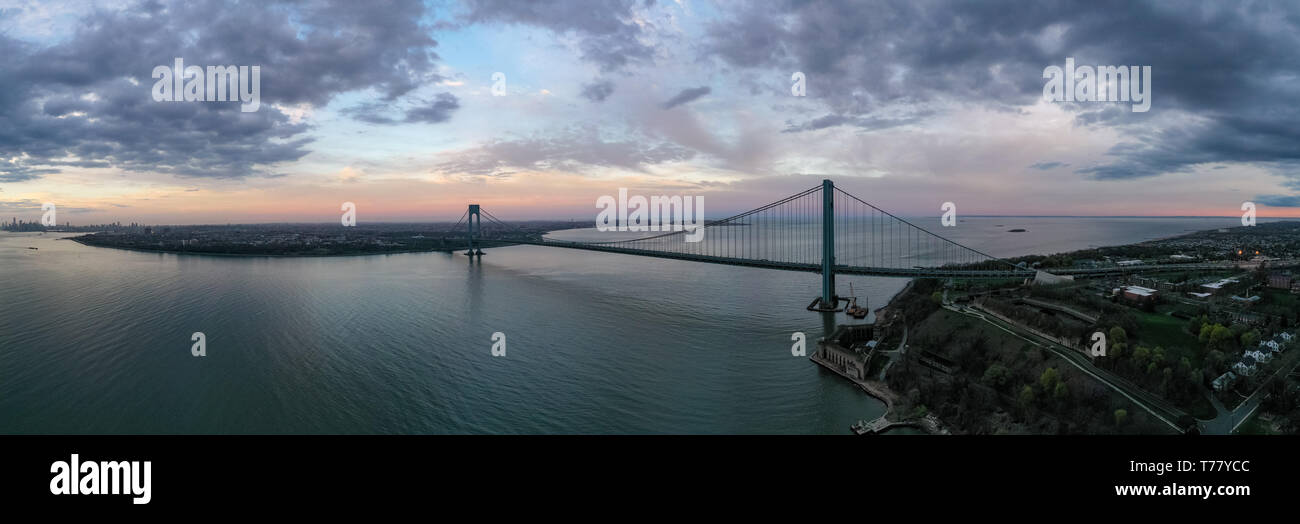 Vista il Verrazano Narrows Bridge da Staten Island su Brooklyn e Manhattan a New York City. Foto Stock
