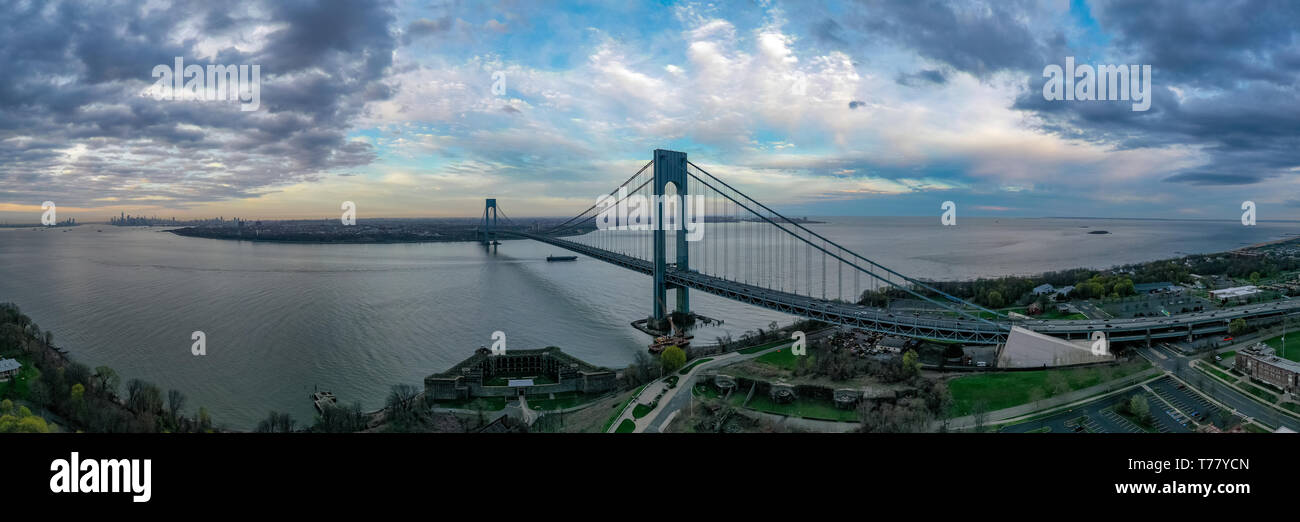 Vista il Verrazano Narrows Bridge da Staten Island su Brooklyn e Manhattan a New York City. Foto Stock