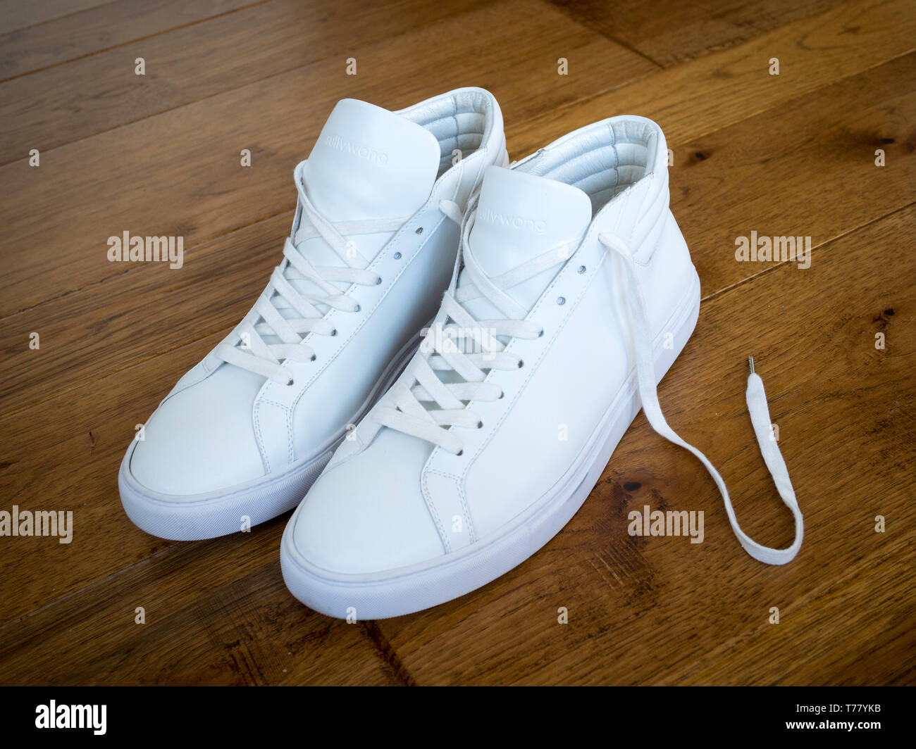 Una coppia di bianco di alta cima sneakers da Sully Wong, un indie canadese marca  scarpa Foto stock - Alamy