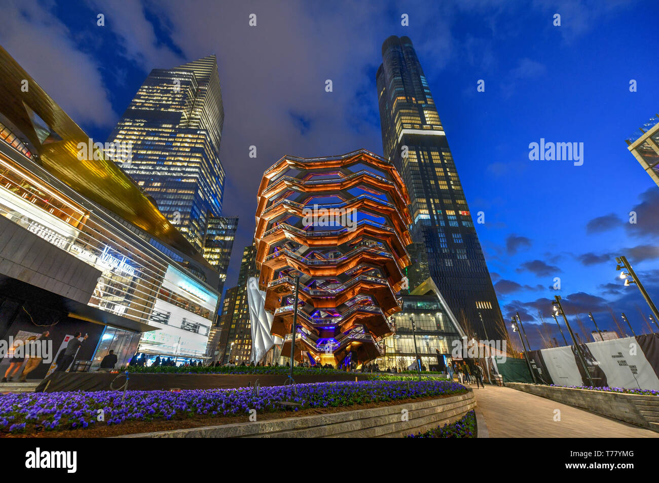 New York City - Marzo 15, 2019: La nave, noto anche come Hudson Yards scala (progettato dall architetto Thomas Heatherwick) al crepuscolo in Midtown uomo Foto Stock