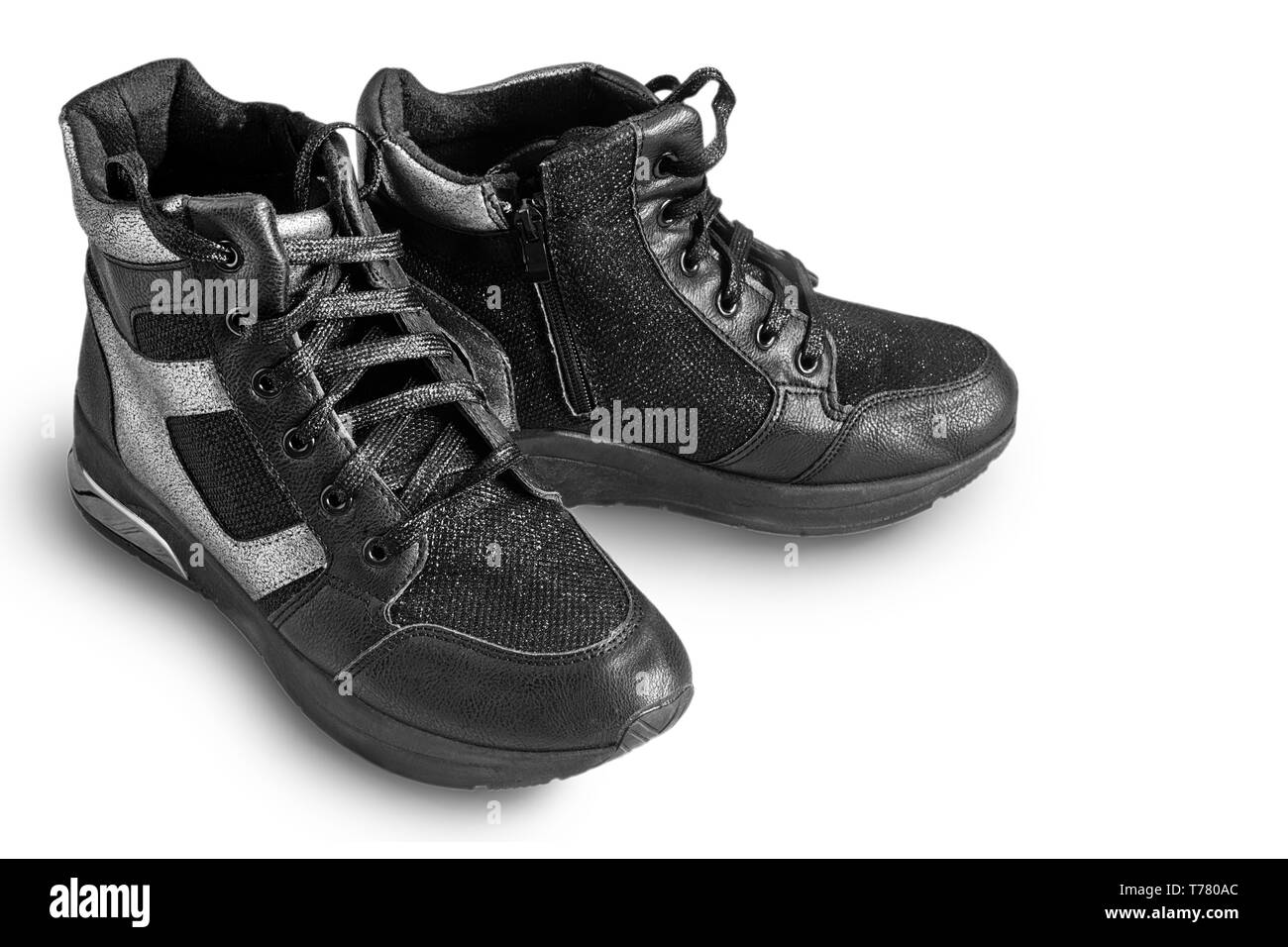 Confortevole sneakers nero con pannelli grigio su una piattaforma elevata con una cerniera lampo e lace-up. Presentato su uno sfondo bianco. Foto Stock