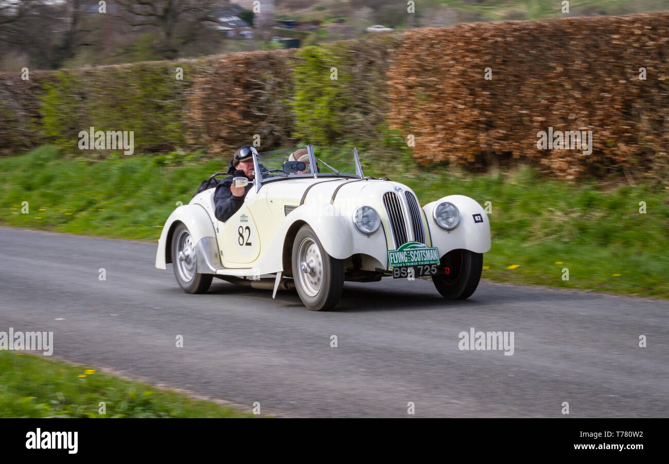 Una Frazer Nash BMW 328 del 1937 sale Southwaite Hill in Cumbria, Inghilterra. La vettura partecipa al 11th Flying Scotsman Rally, un evento pubblico gratuito. Foto Stock