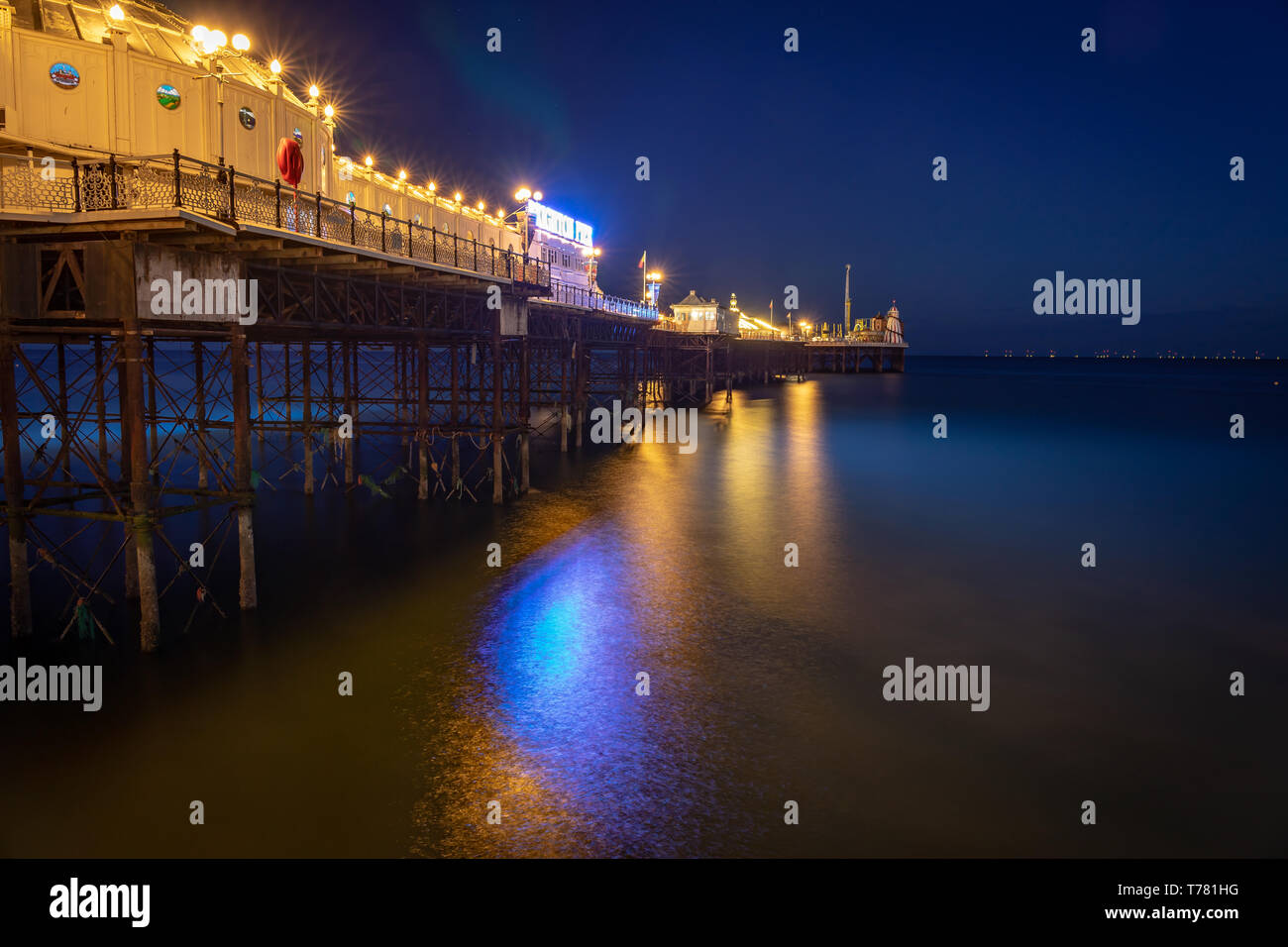 Pier luci riflesse nel mare Foto Stock