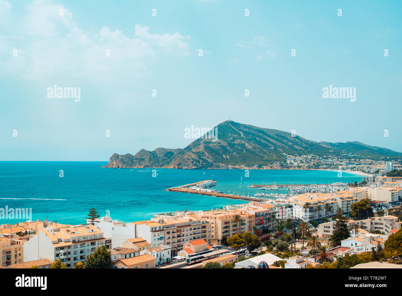 Mare Mediterraneo in Altea Alicante, Spagna. Teal e stile di colore arancione. Foto Stock