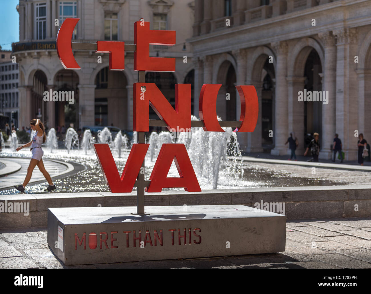 Genova, Genova, Italia: le lettere rosse Genova più di questo, il nuovo slogan per la città, piazza De Ferrari e la sua fontana Foto Stock