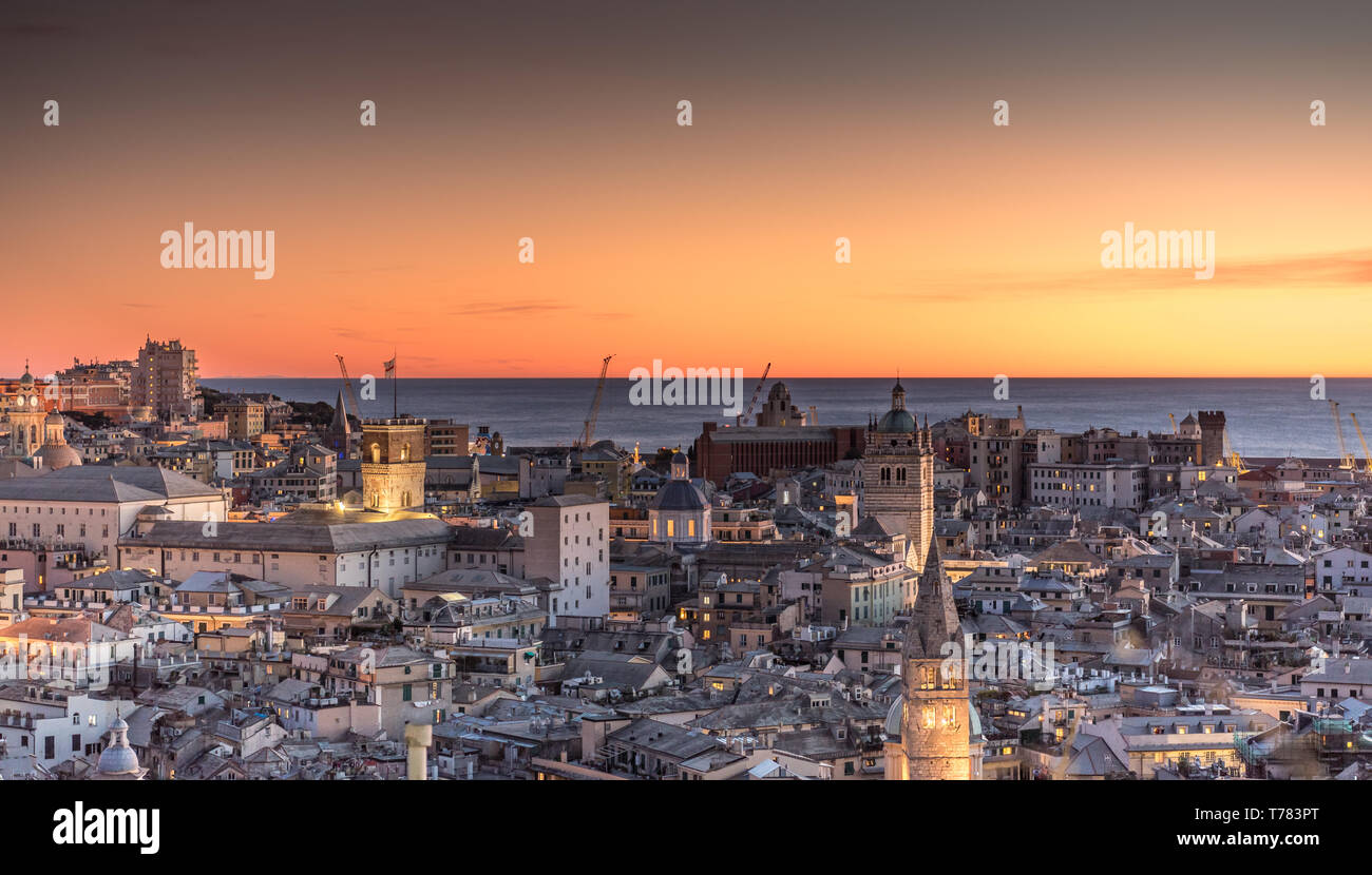 Genova, Italia: Bel tramonto antenna vista panoramica del centro storico di Genova città vecchia (Cattedrale di San Lorenzo, duomo e Palazzo Ducale), mare e porto Foto Stock