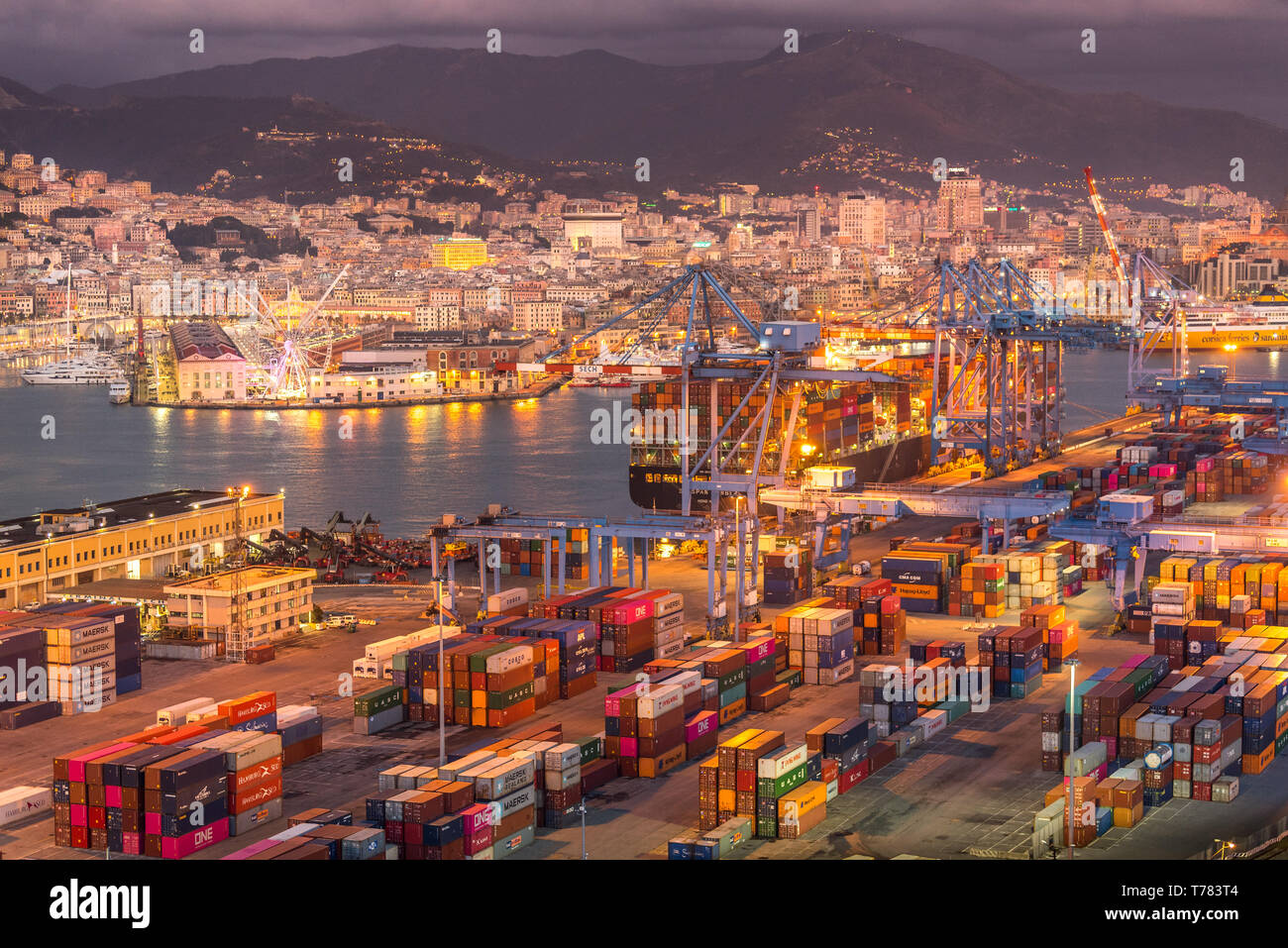 Genova, Genova, Italia: Veduta aerea della spedizione e il terminal container, contenitori impilati e la banchina di carico gru a lato del porto di Genova Foto Stock
