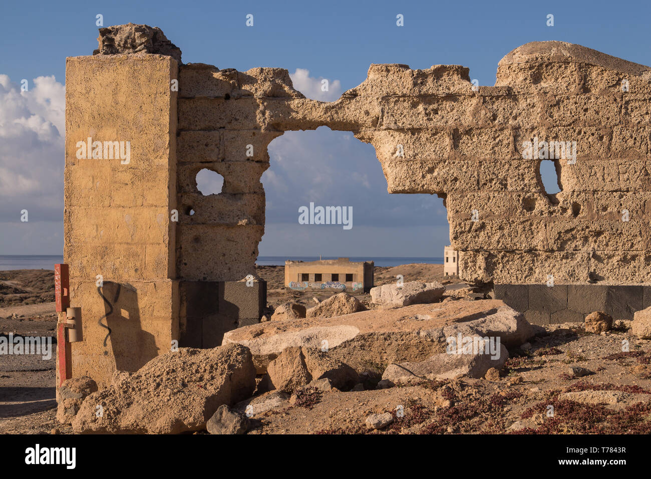 Le rovine di un abbandonato Agenti della leprosi ospedale. Ruvide pareti di pietra. Mattina con un cielo blu. Abades, Tenerife, Isole Canarie, Spagna Foto Stock