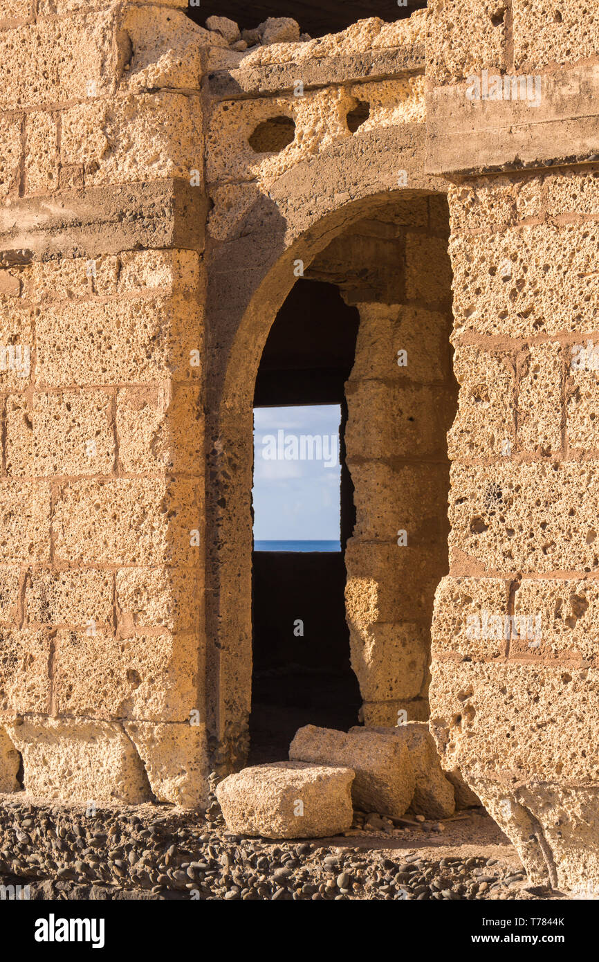 Le rovine di un abbandonato Agenti della leprosi ospedale. Ruvide pareti di pietra. Mattina con un cielo blu. Abades, Tenerife, Isole Canarie, Spagna Foto Stock