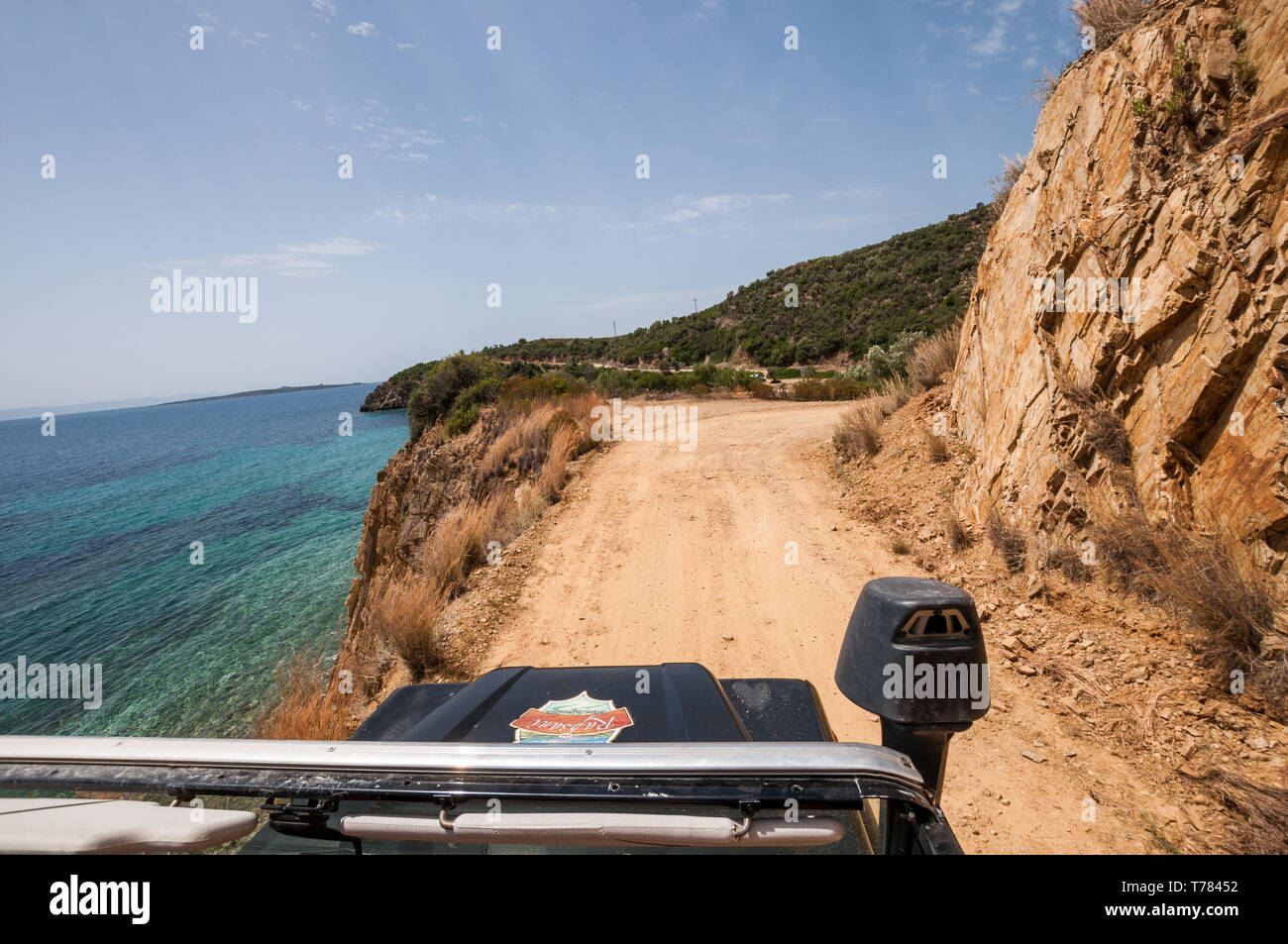 Sithonia, Calcidica, Grecia - 27 Giugno 2014: Auto SUV Land Rover Defender 110 guida su off-road Лэнд Ровер Дефендер 4x4 Греция Ситония Халкидики Foto Stock
